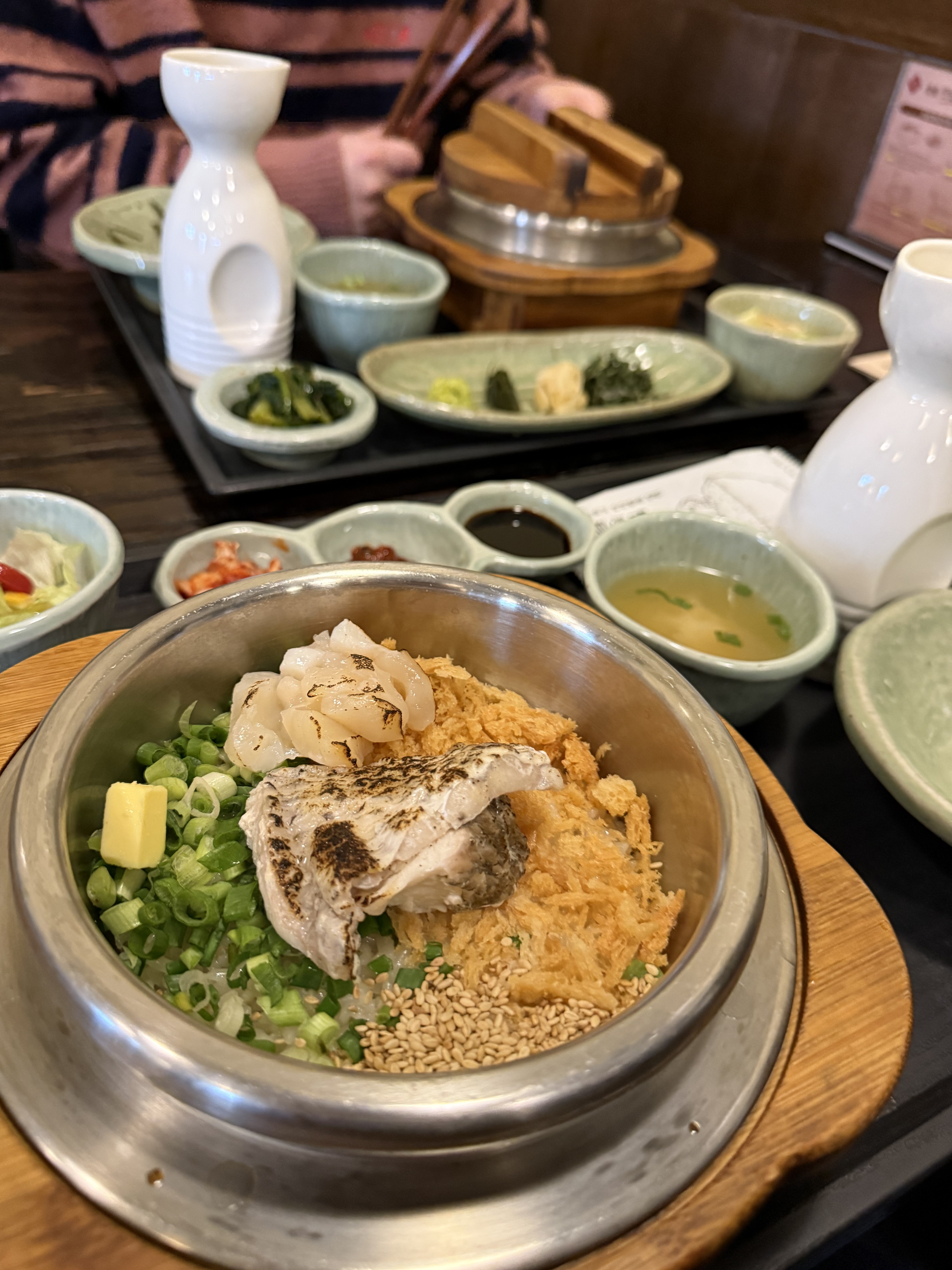 추천 메뉴로 장어랑 도미관자 솥밥 먹었어요. 장어솥밥에 와사비랑 깻잎 올려 먹으니 넘. 맛