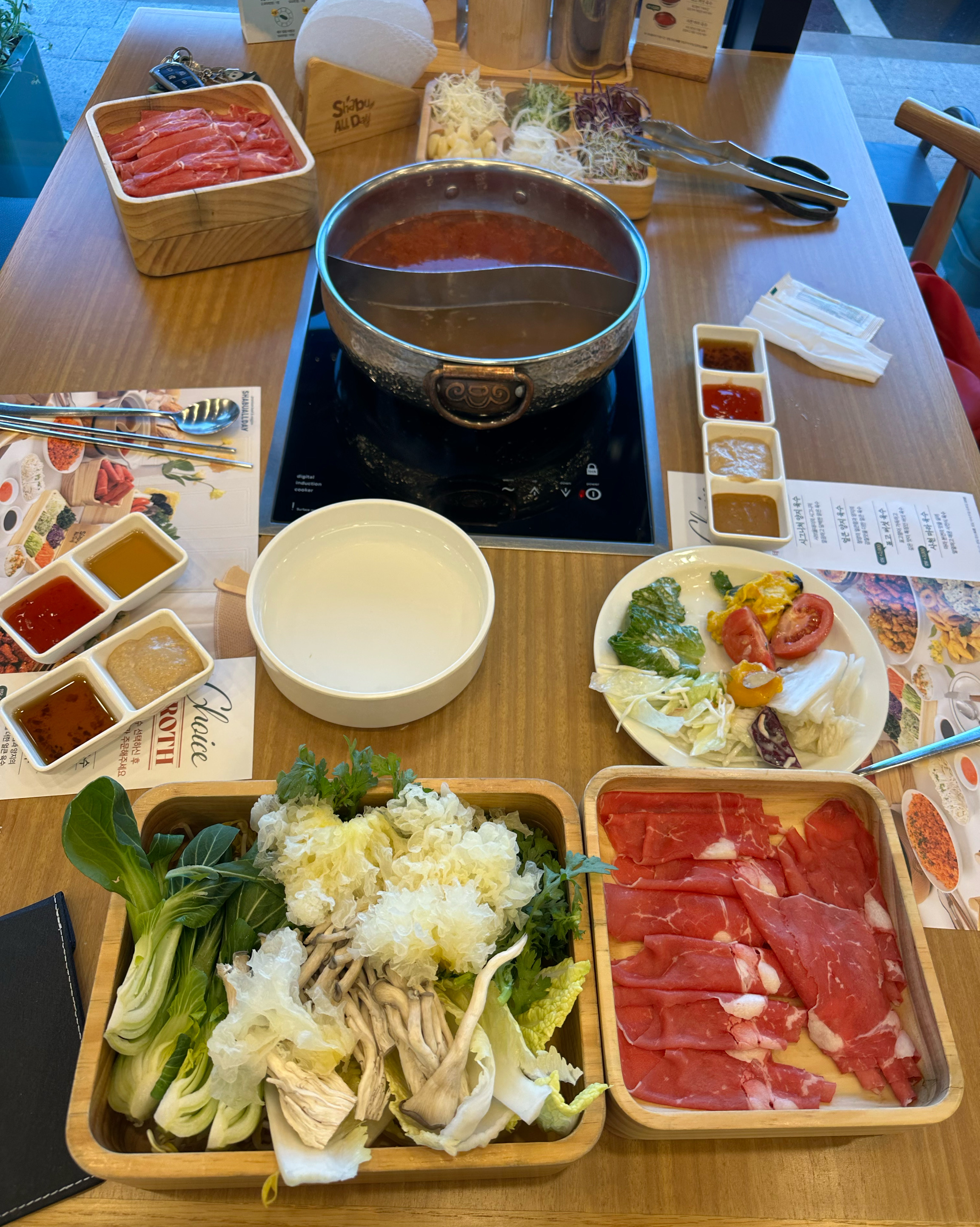 평소에 자주 애용하는 곳입니다.. 음식도 깔끔하게 맛있고 다양하게 즐길 수 있어서 좋아요 - 김해 장유 맛집 샤브올데이 김해장유점