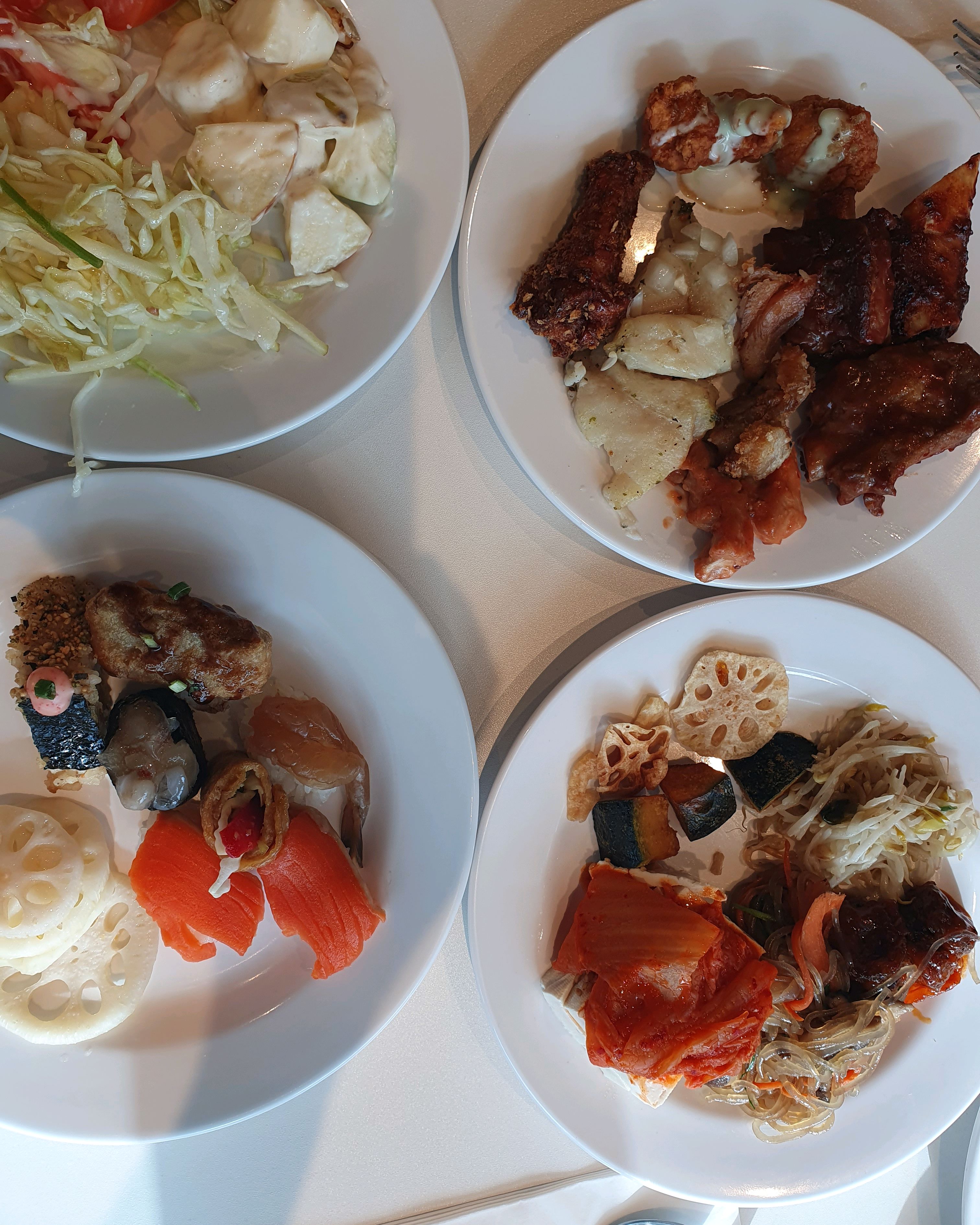 골고루 다양하게 먹기 좋아요~ 치킨스페셜 기간이네요^^ 아이가 여러가지 하나씩 맛보며 좋아
