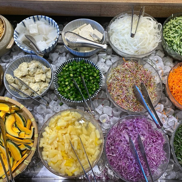 평일 점심때도 사람이 많네요! 웨이팅까진 아니지만 그래도 꽤 많아요. 샤브샤브 진짜 맛있고