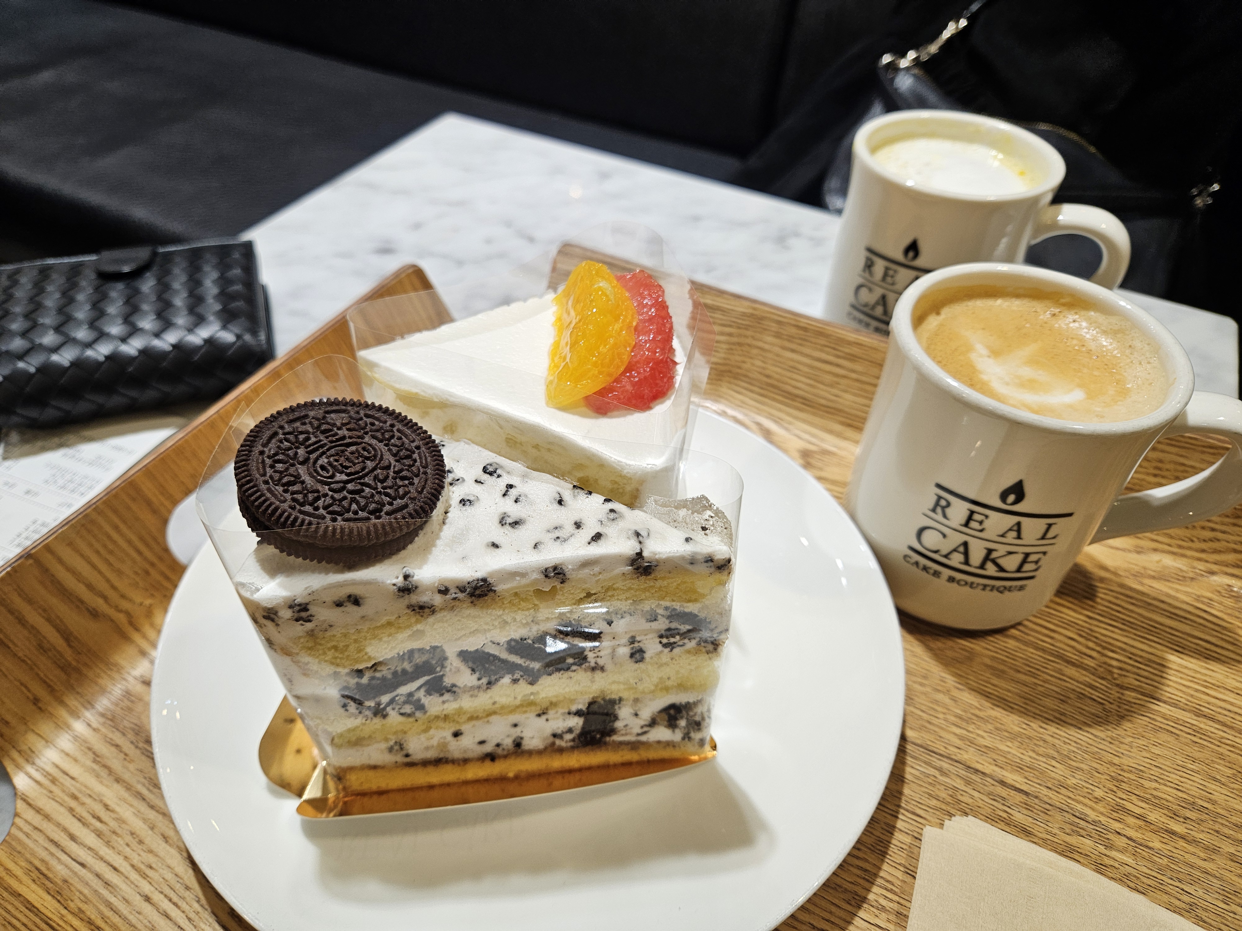 케이크 맛집이예요 :) 기념일 케이크 살 때는 물론 친구들이랑 수다떨며 디저트 먹기에도 딱