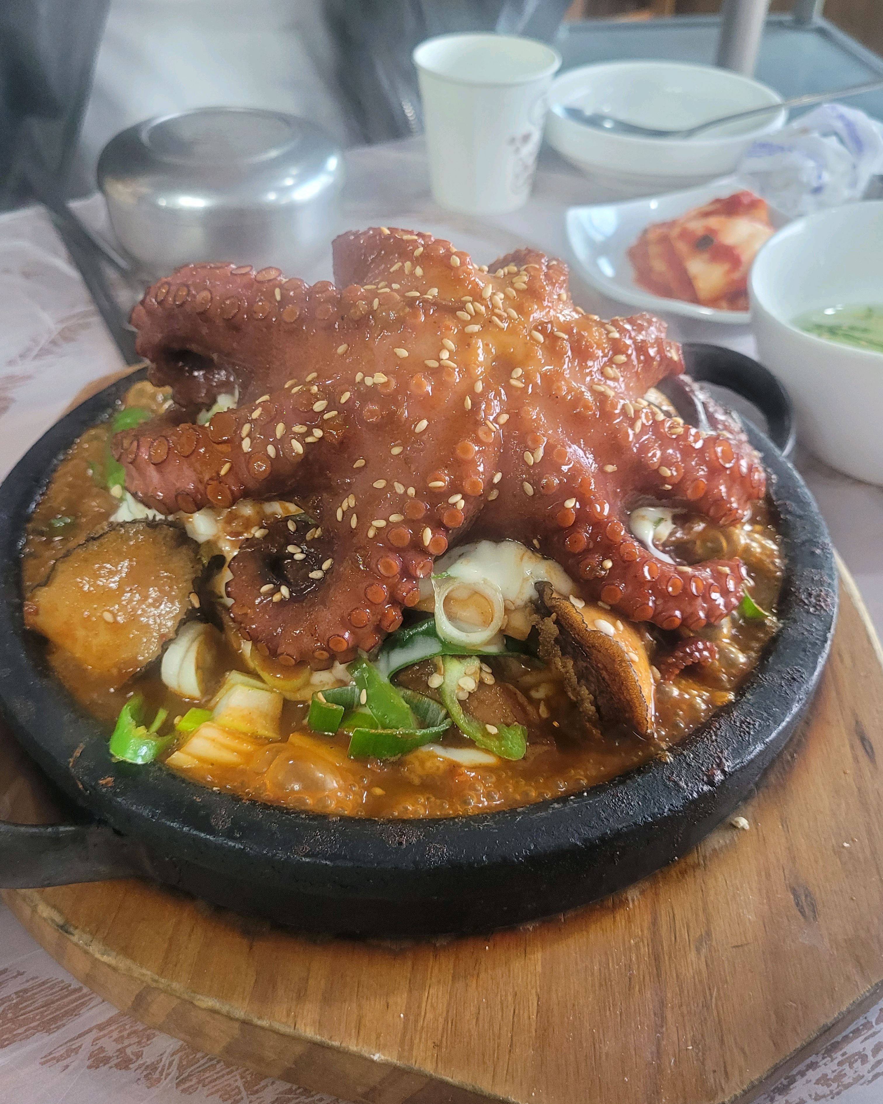 제주 산방산 앞 제주순천미항 제주삼삽. 갈치조림이 맛있는집 저녁5시에 방문했는데도 자리