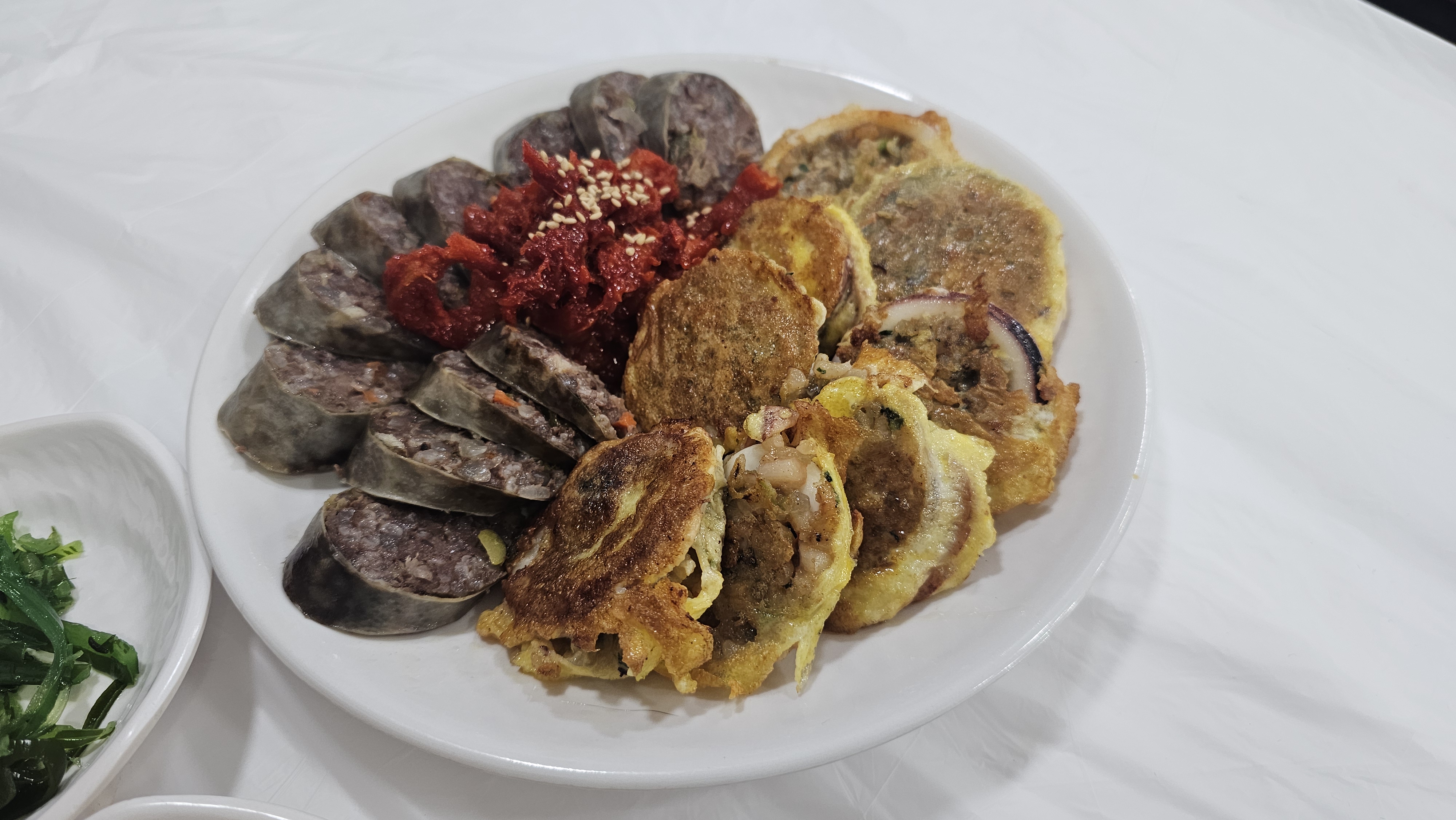 아바이순대는 처음인데 아주 별미네요. 고소한 맛에 반했습니다. 특히 함께나오는 무침들과 먹