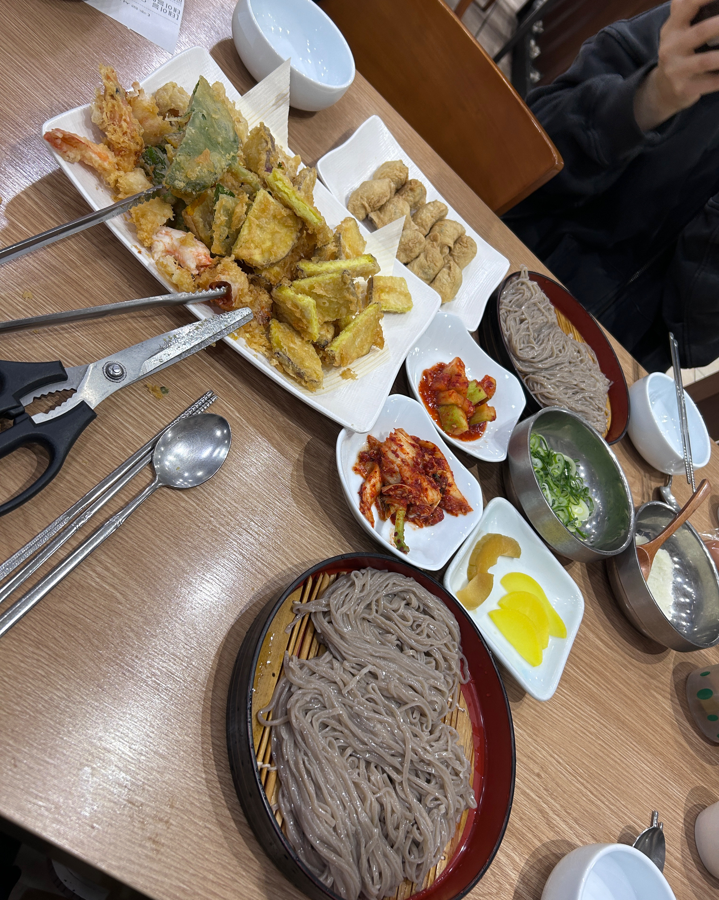 음식은 먹을만 했으나 주차때문에 기분나빠서 다시는 안갈거 같아요 주변노상에 주차시에 1시간