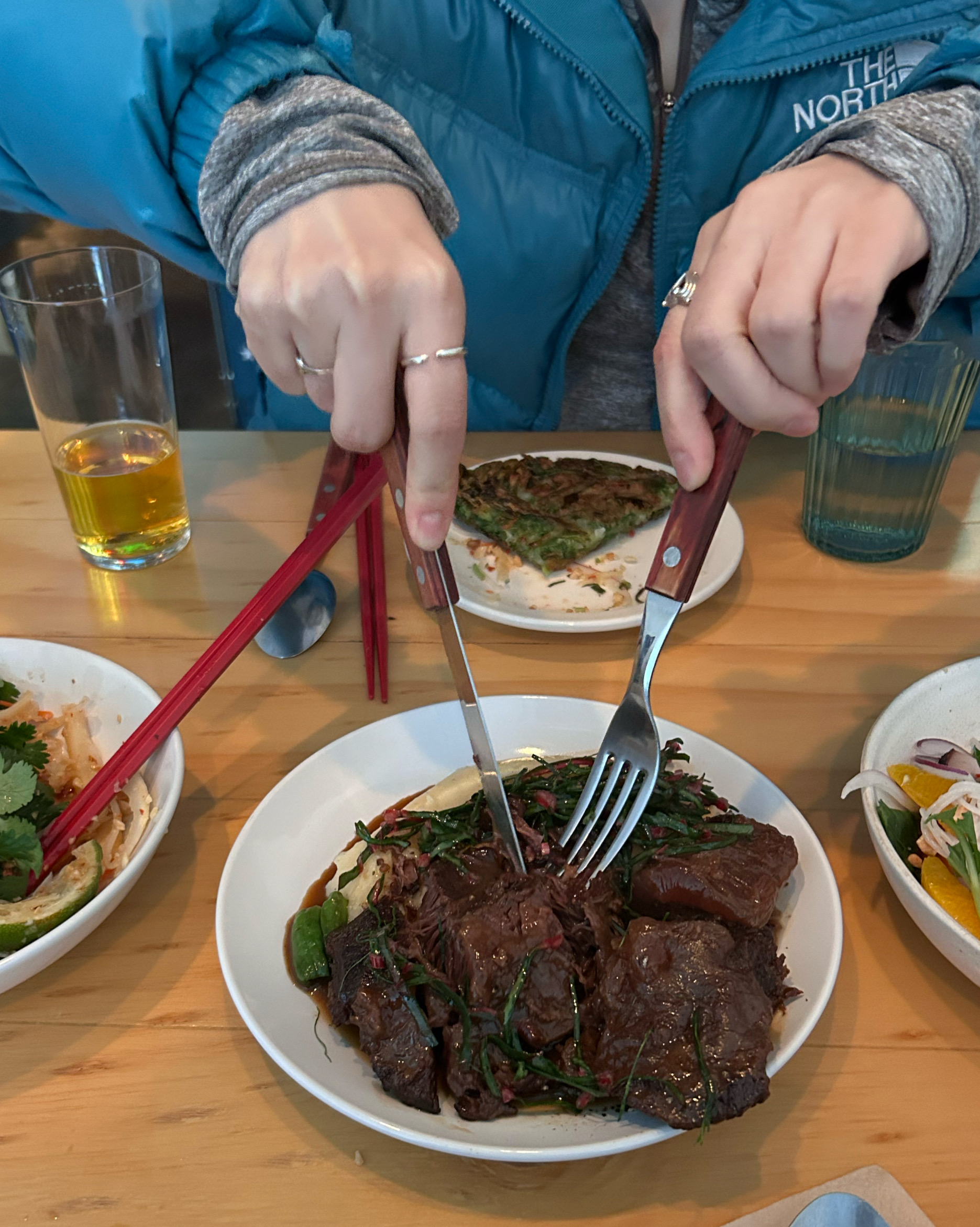조용히 대화할 수 있는 분위기에요. 모든 메뉴가 맛있구 조합이 끝내죠요. 배고팠는데 음식도