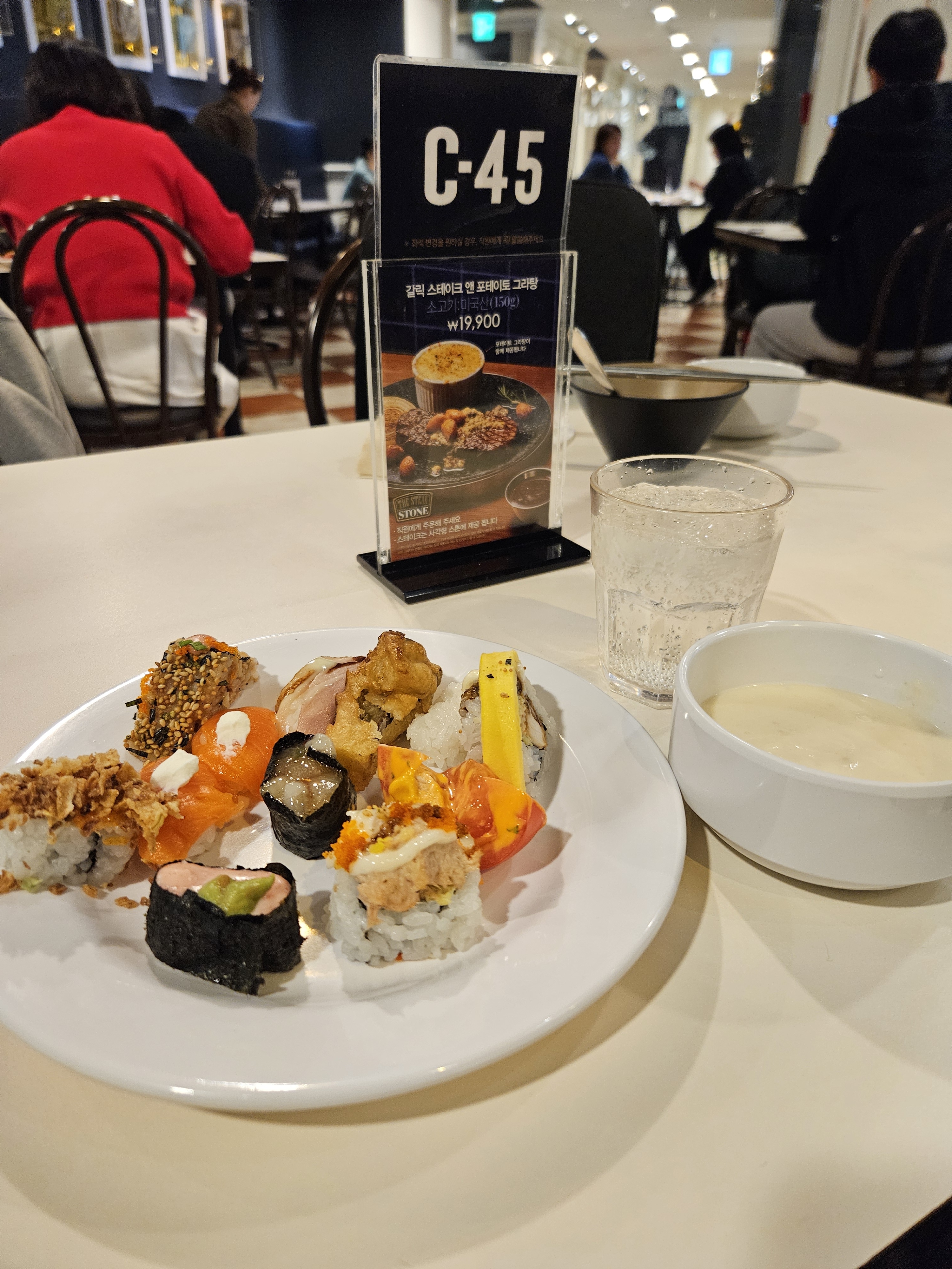 오랜만에 다양한 종류의 음식들을 런치로 가성비 맛있게 즐길 수 있었어요ㅎㅎ 배부르게 여섯