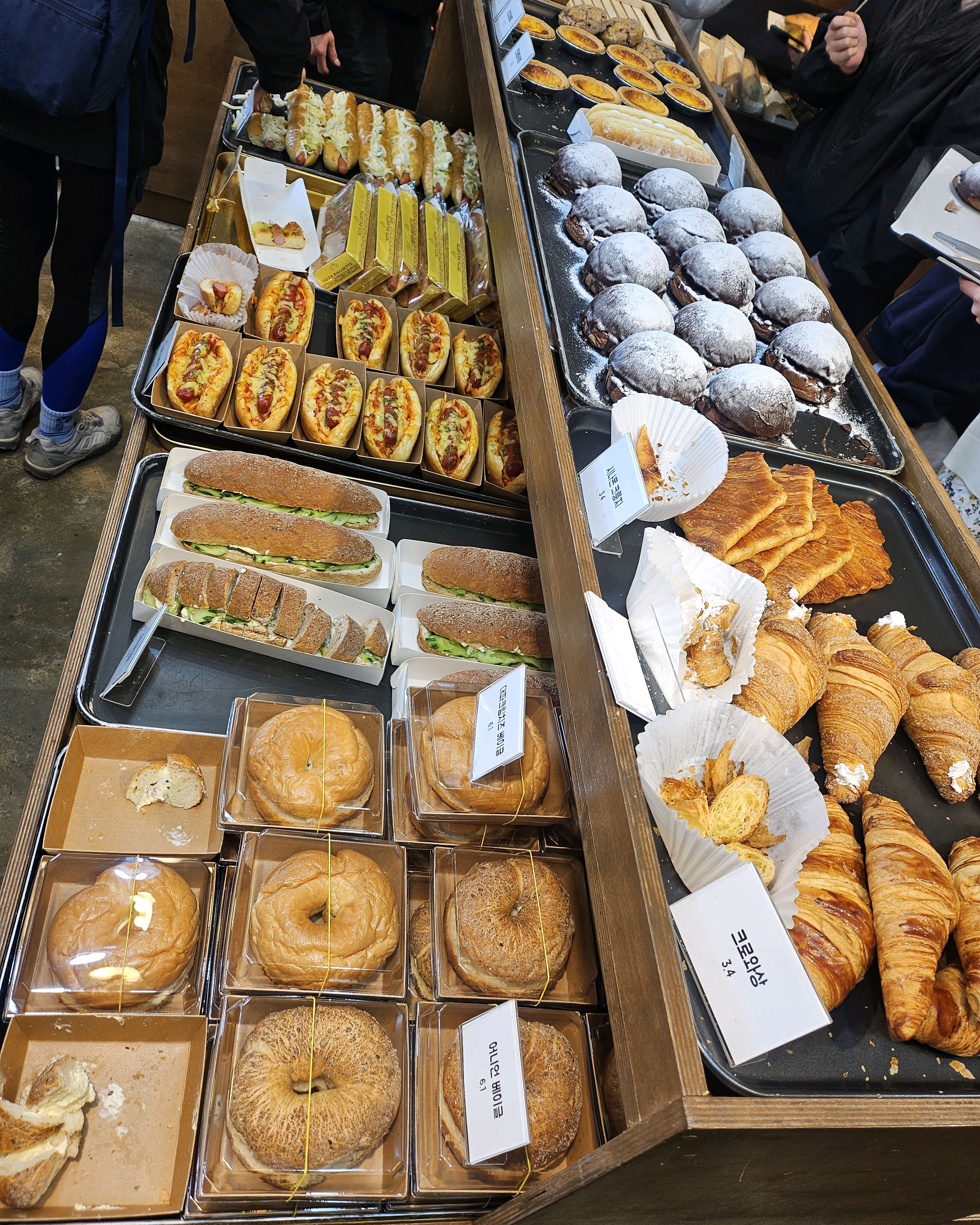 빵 종류도 다양하고 시식 인심이 좋으세요. - 제주 맛집 보룡제과