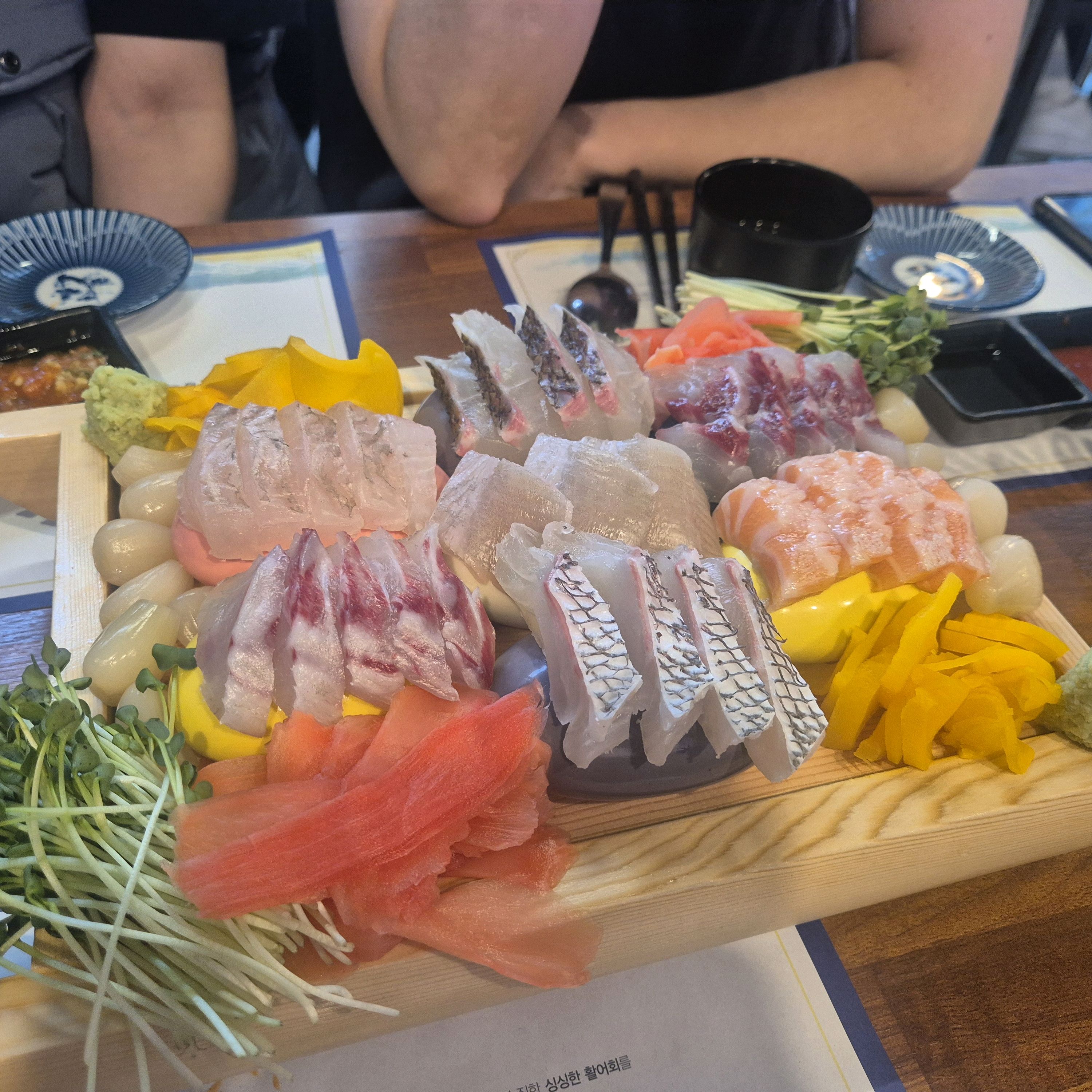 일단 사장님이 너무 친절하시고, 생선 퀄리티도 만족스럽습니다. 회사근처라 자주 방문 할 것