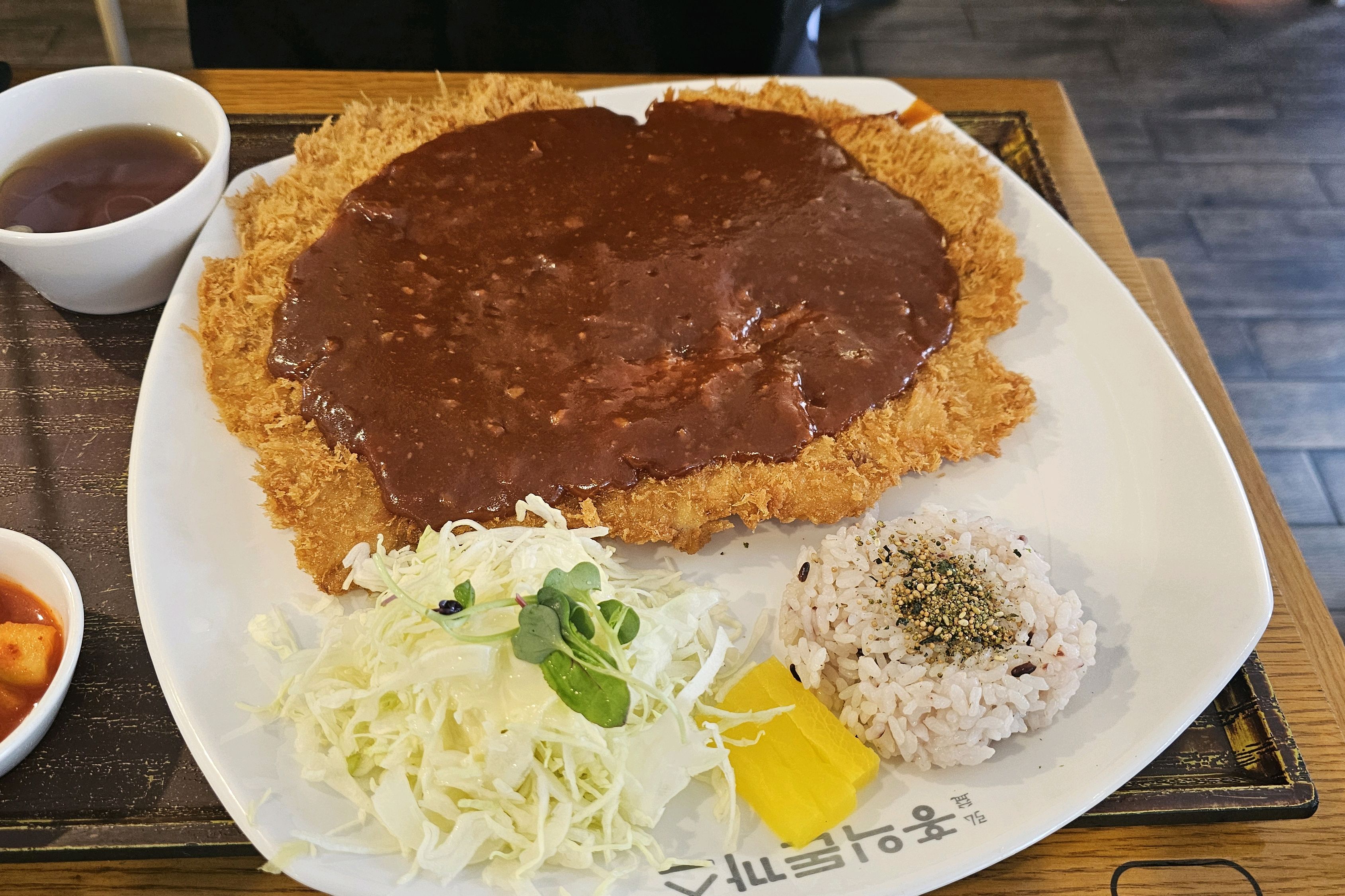 지인소개로왔는데 돈까스가 엄청 크고 양도많아서 가성비짱!!🥰 - 부산 대연동 맛집 홍익돈까스 부산대연점