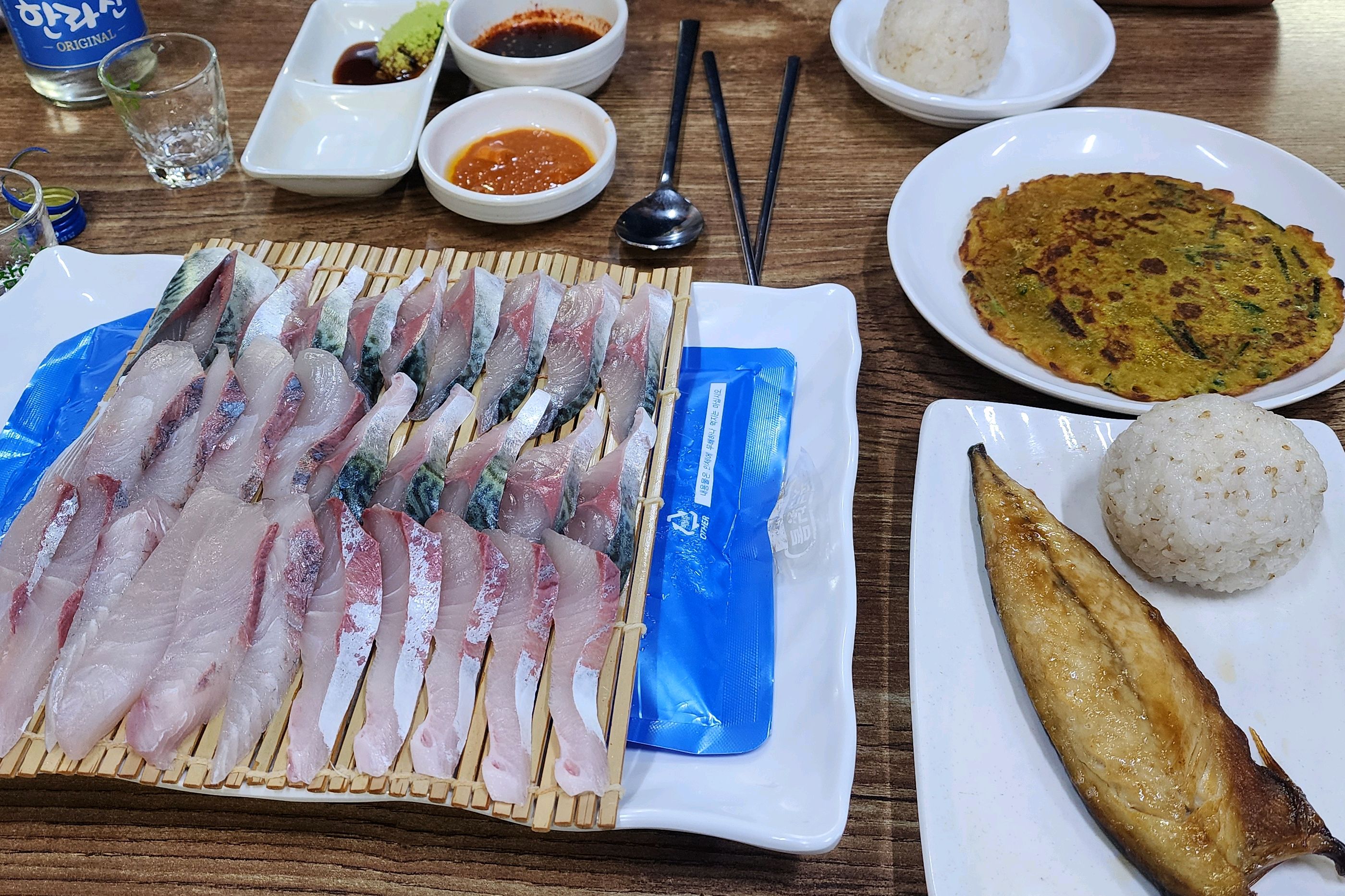 고급진느낌의 분위기라기보단 편안한 동네횟집같은 분위기입니다. - 제주 맛집 원담 제주본점