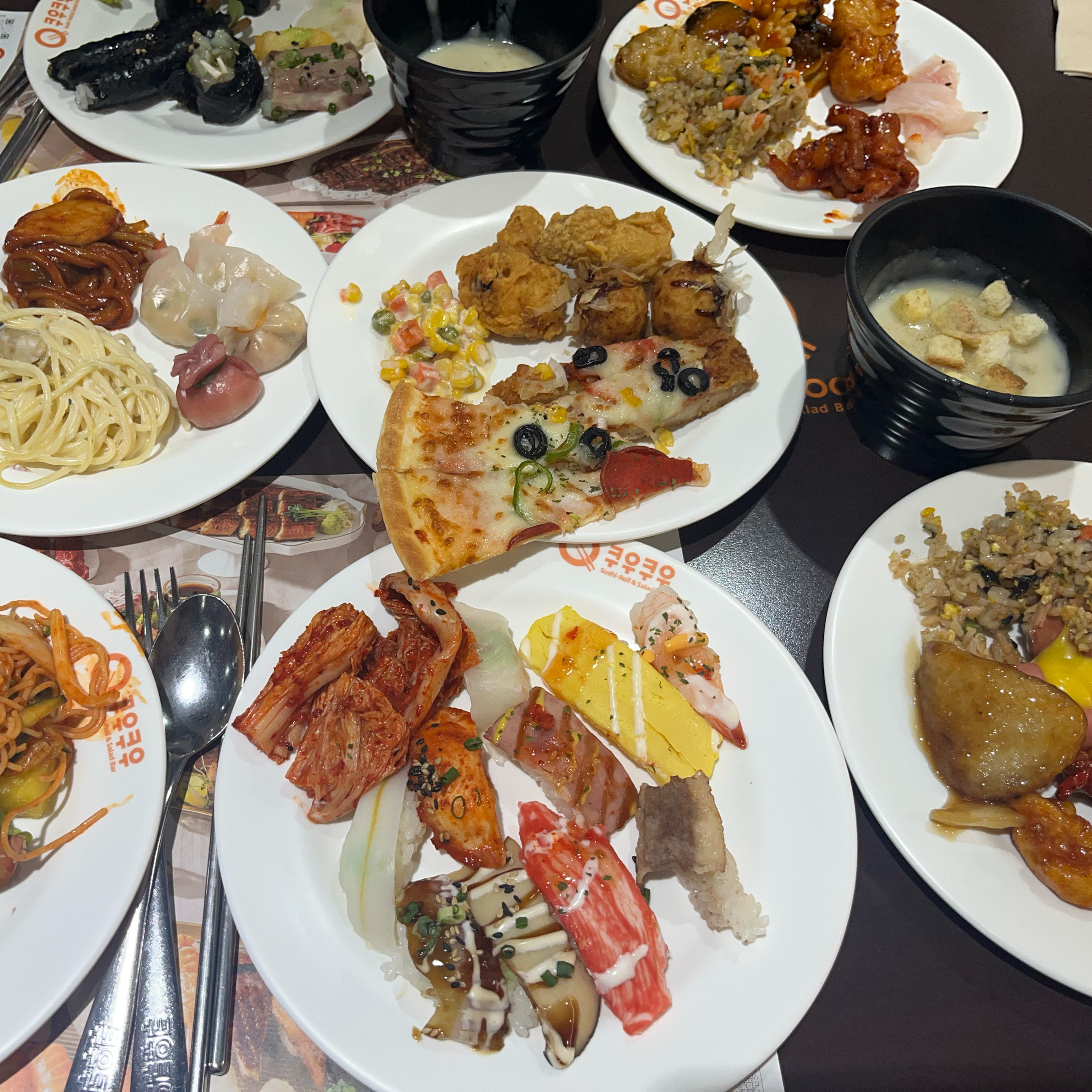 롤과 초밥종류가 정말 많고 디저트도 많아서 다양하게 먹기 좋았어요 평일 런치 가격도 가성비