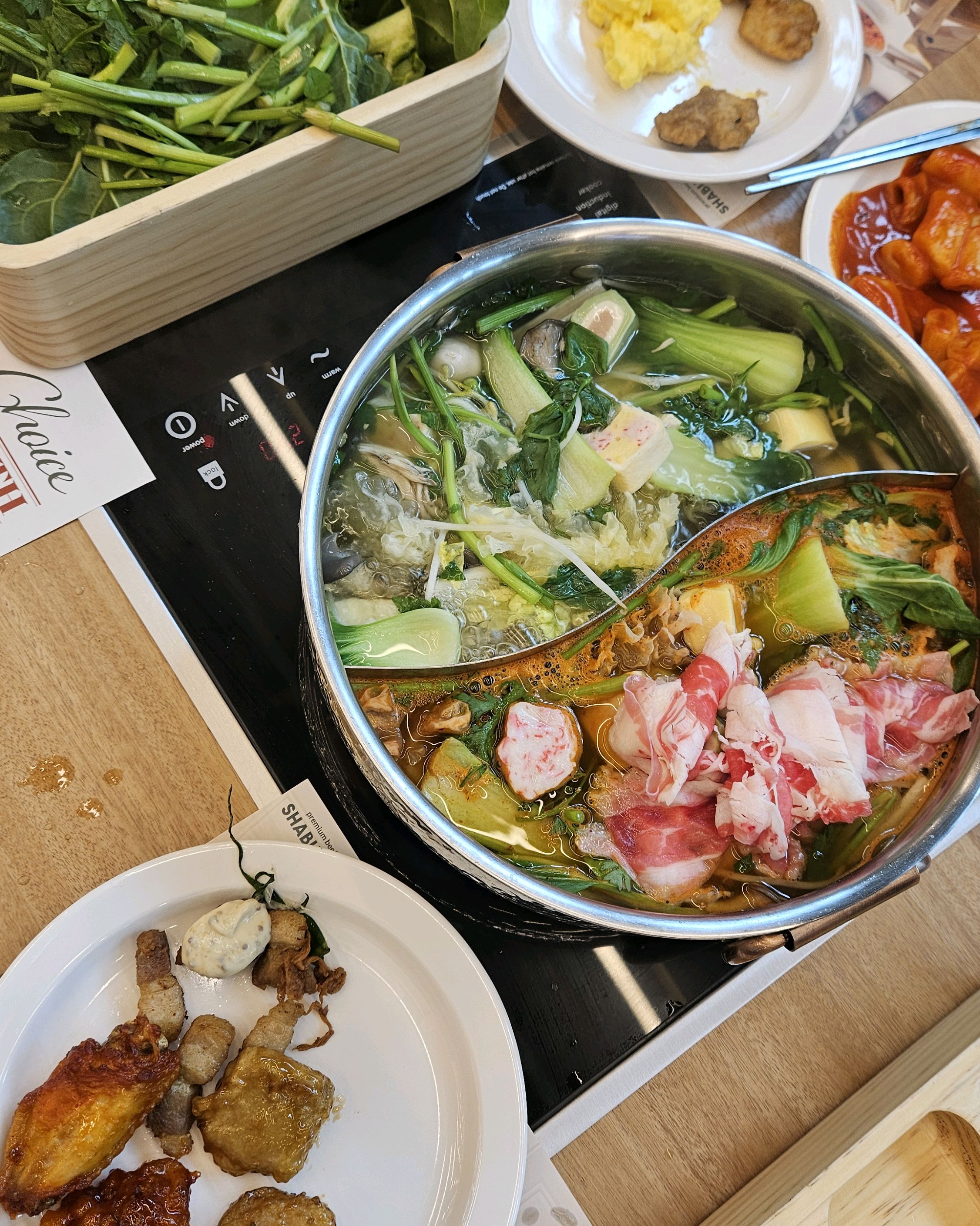 가족외식으로 왔어요:-)  샤브샤브 고기도 신선하고 신선해요!  양지육수와 얼큰한 양지육수