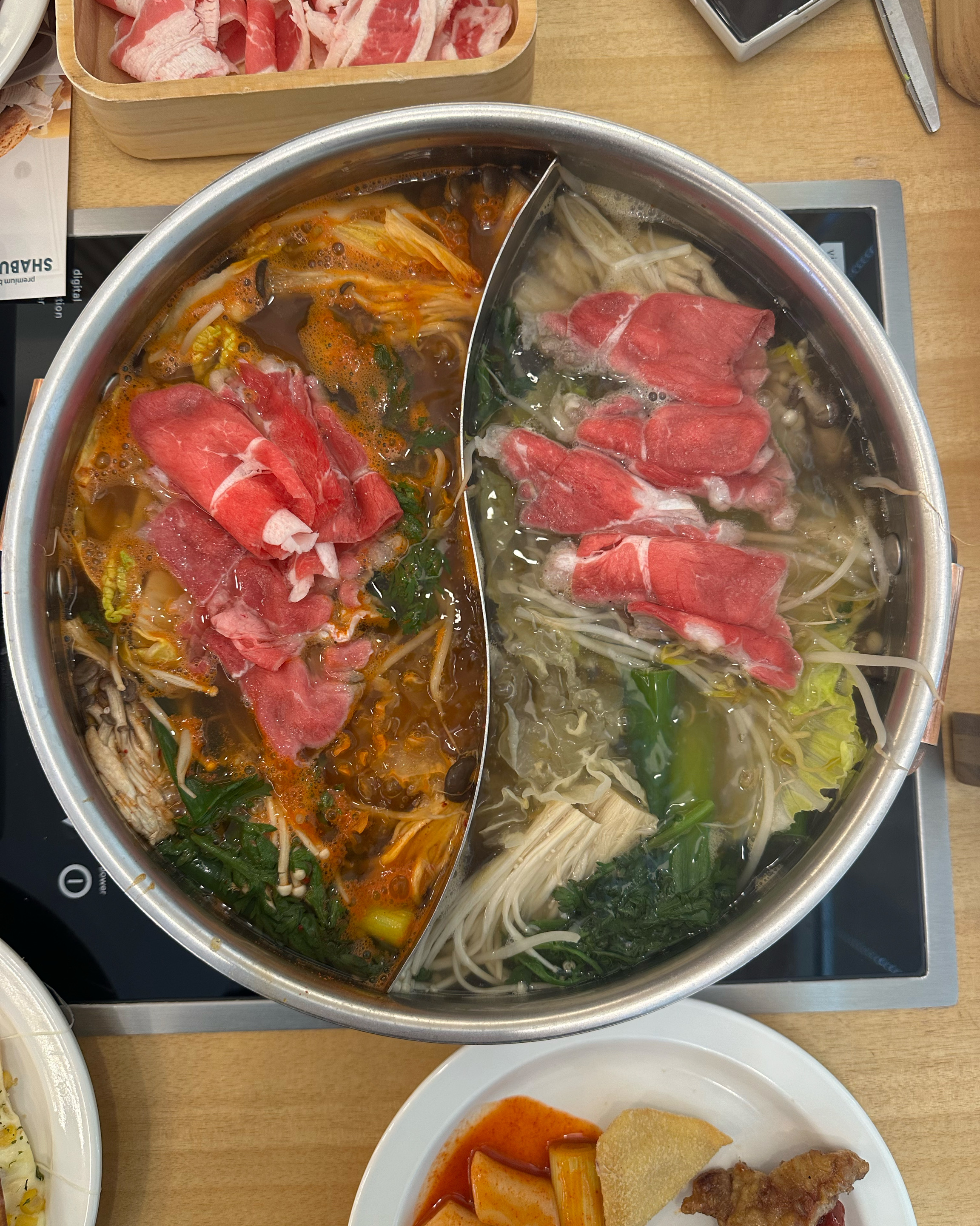 비오는 날 국물요리가 먹고 싶어서 우연히 들렀습니다. 매장이 깔끔하고 커서 단체로 가서도