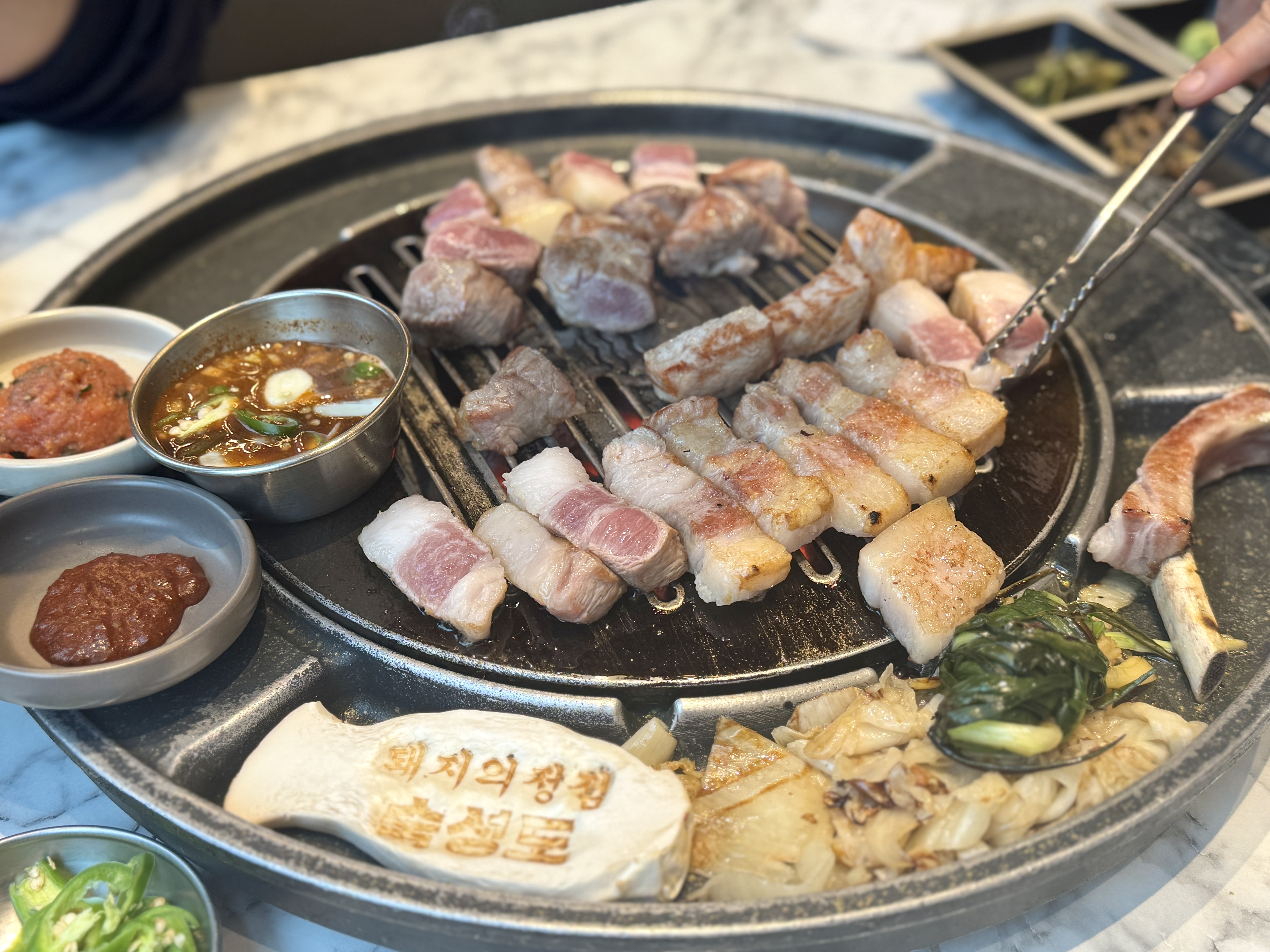 직원분이 친절하게 설명해주시고 처음부터 끝까지 구워주시기에 편하게 먹었어요 ! 고기가 정말