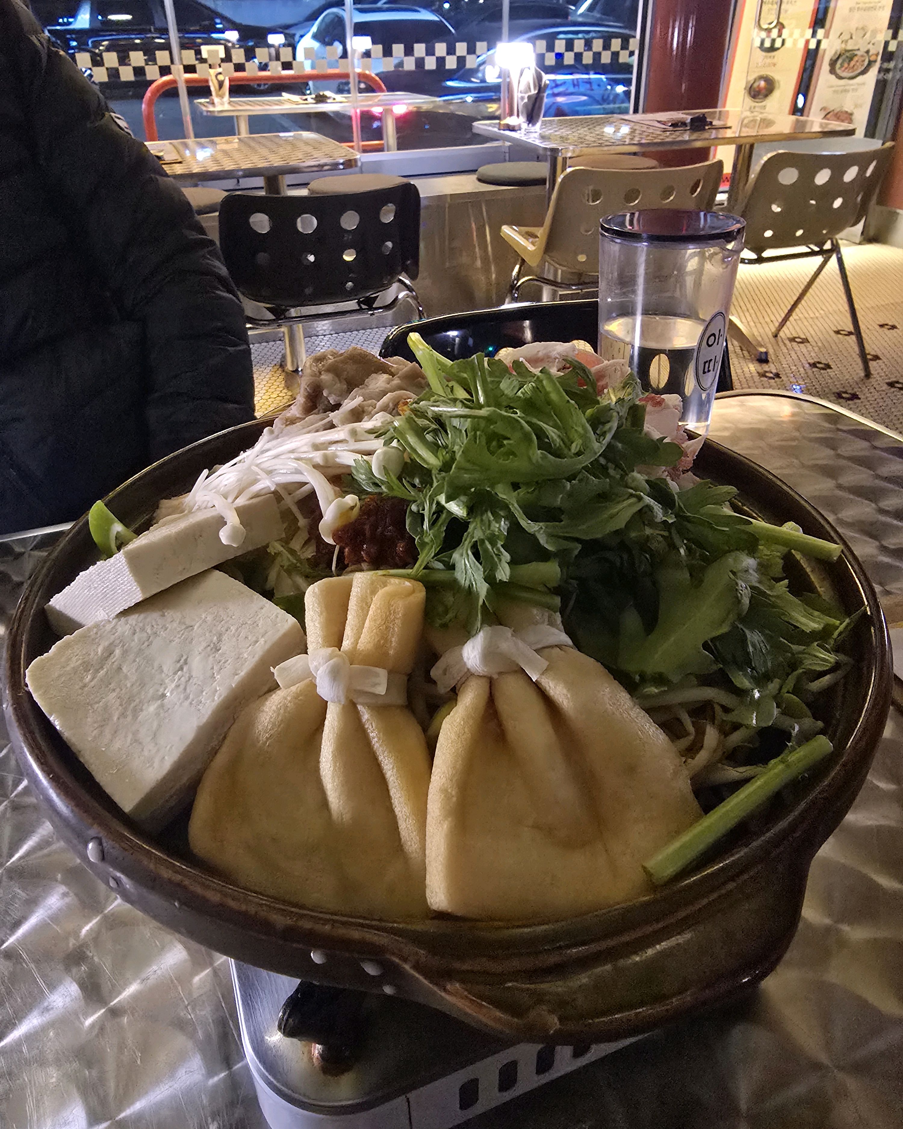 차돌곱창전골 👍 진짜맛있어요ㅎ 소주를 부르는맛.. 짜계치도 매콤하고 야채 많이 들어있어서 