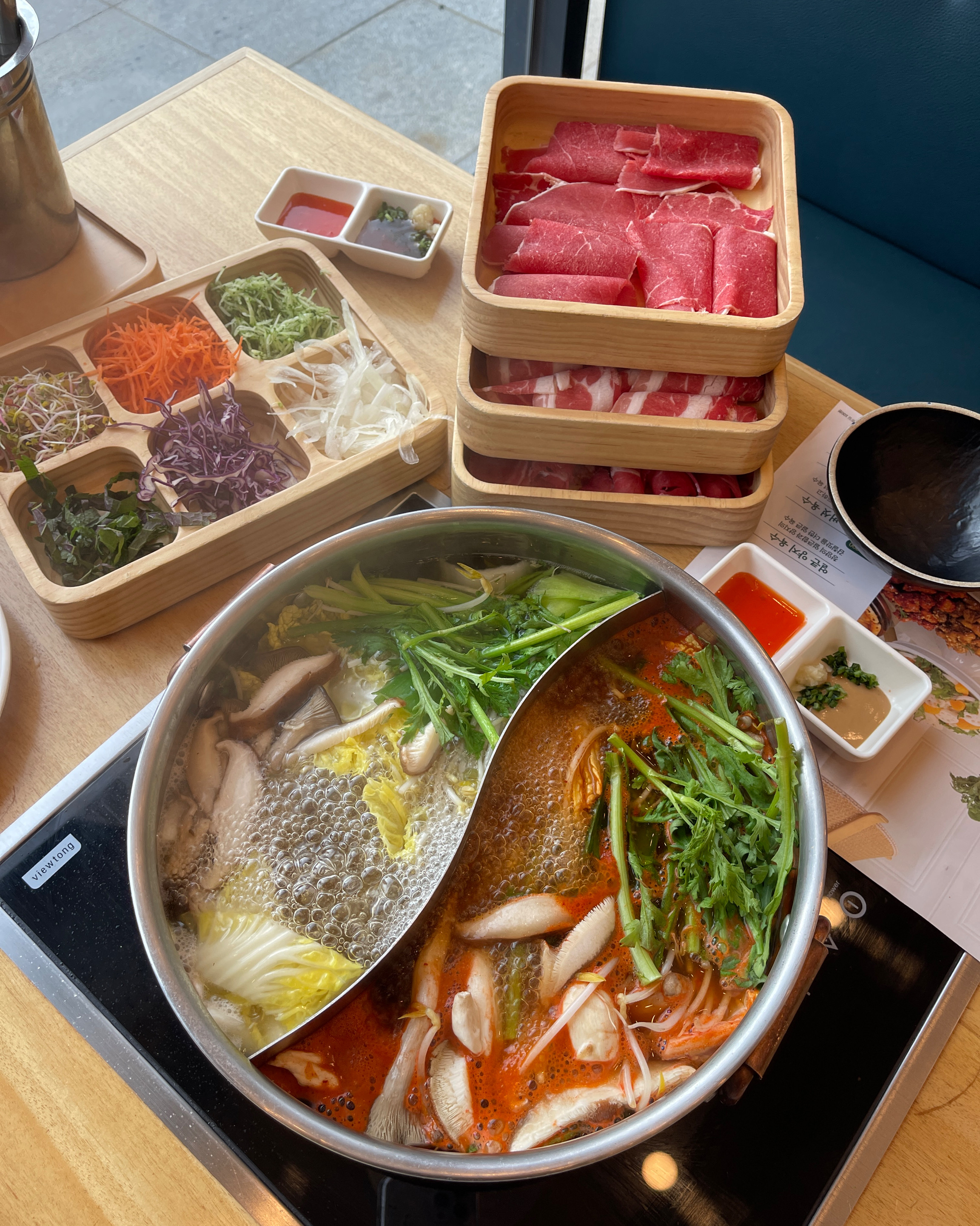 일단 야채와 고기가 정말 신선해요 샤브말고도 사이드메뉴도 다 너무 맛있구요 맥주까지 있으