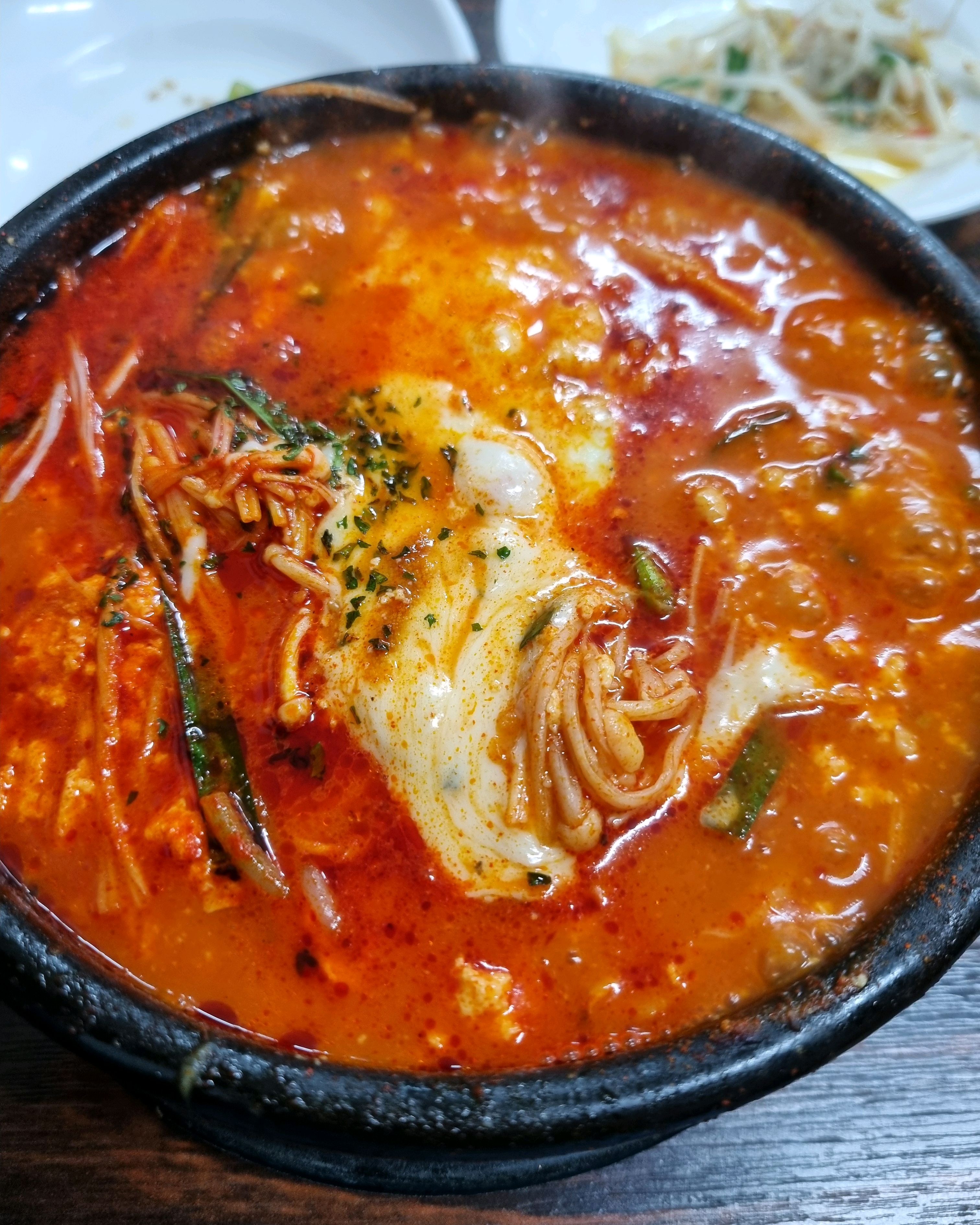인기메뉴인 치즈쫄면순두부를 먹었어요. - 경포대 맛집 최일순 짬뽕순두부