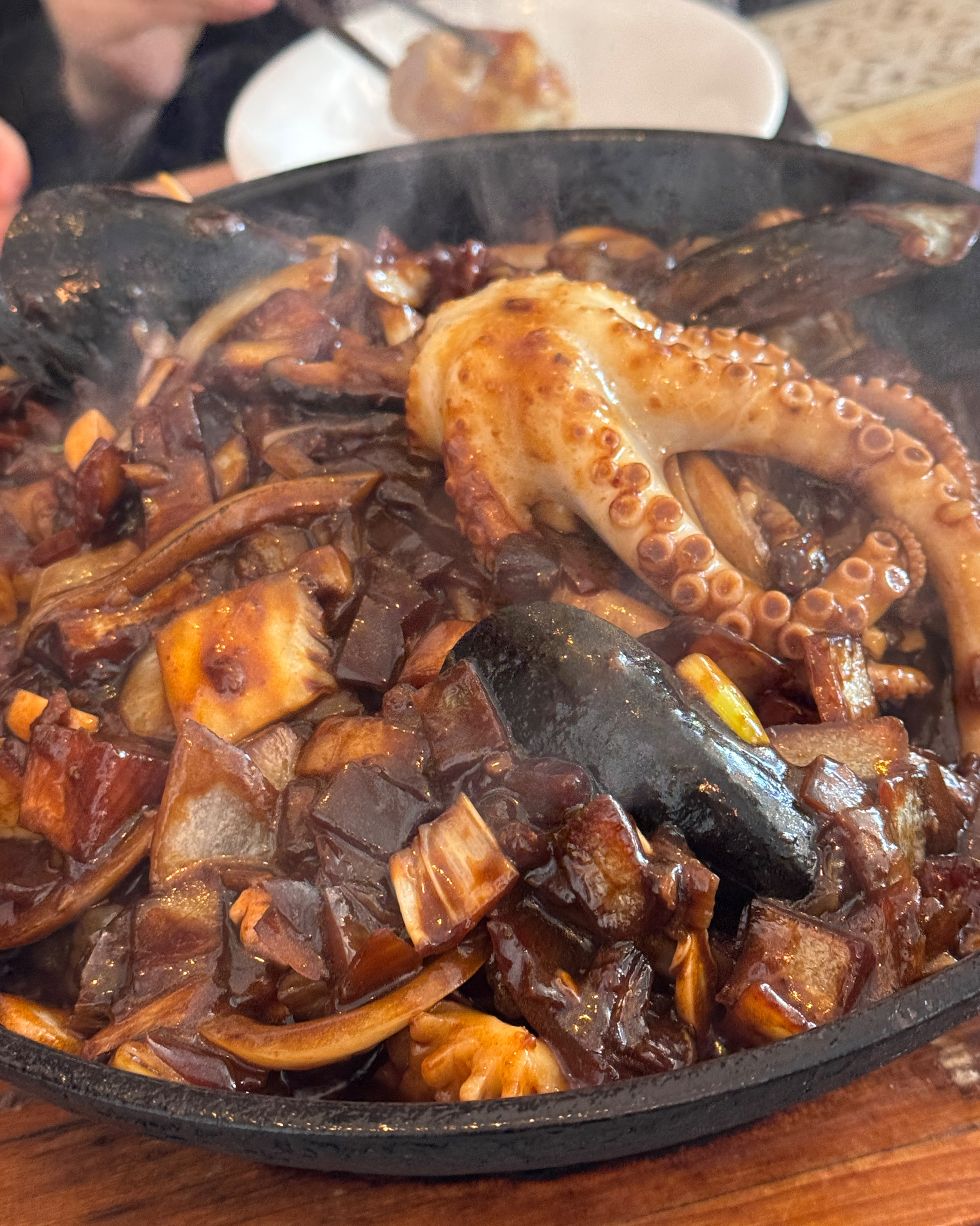 해물은 가득! 짬뽕 맛은 (?) 뭐지 했지만 짜장은 맛있었어요. 탕수육은 고기가 질겨서..
