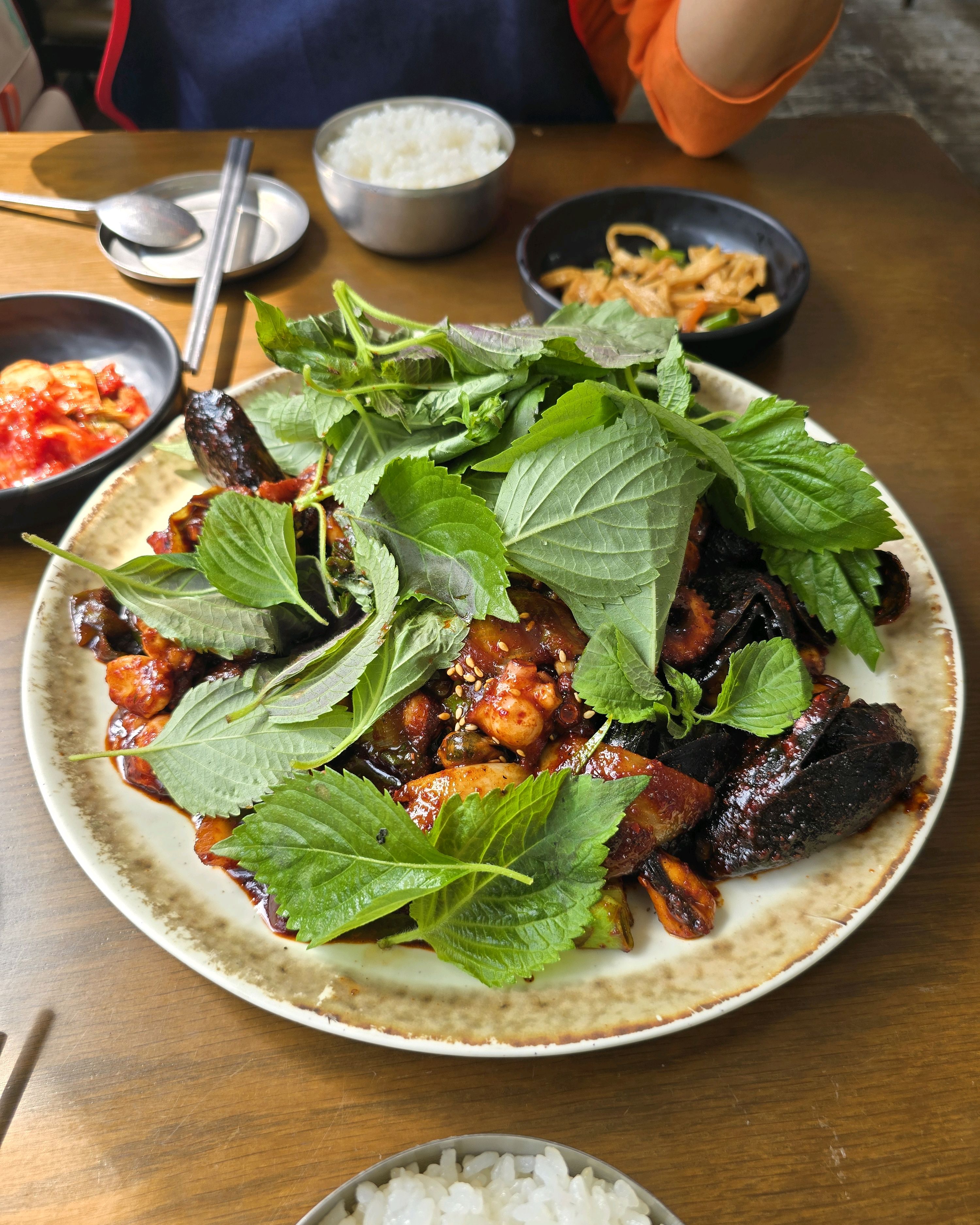 돌문어볶음 먹었는데 짭짤하고 감칠맛 돌아서 맛있게 먹었습니다. 강아지랑은 야외에 앉을 수