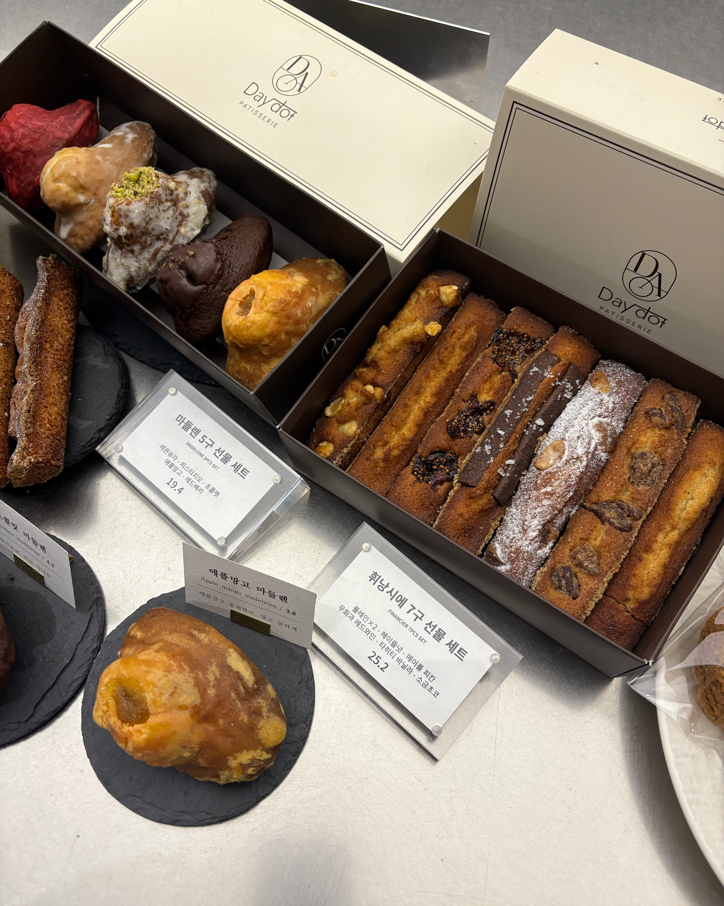 길다란 모양 휘낭시에가 유니크하고 겉바속쫀으로 맛있어요:-) 분위기도 좋으면서 매장이 넓고