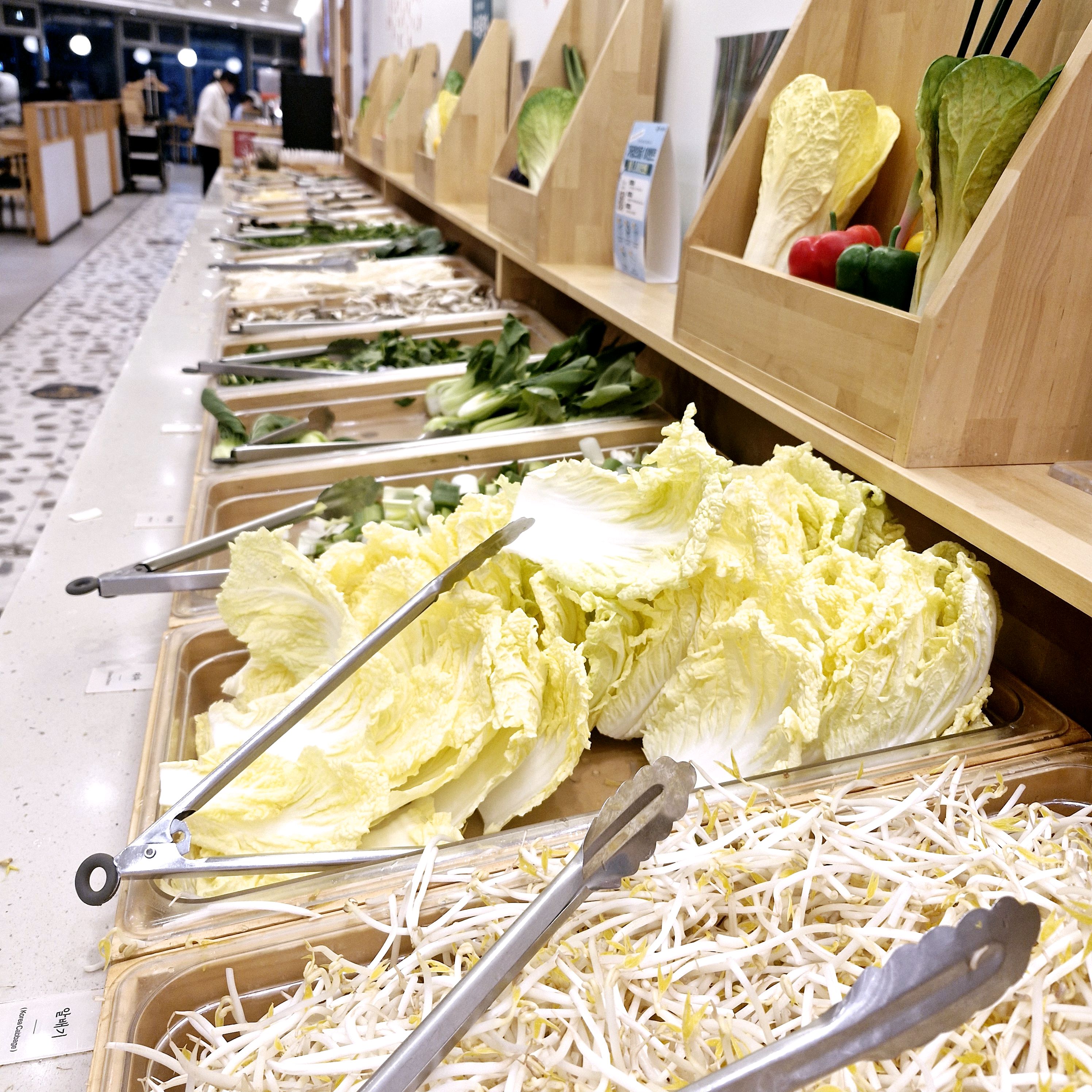 신선한채소들과 맛있는 먹거리들이 가득하고 맥주 무한 리필에 고기까지 무한리필 친구.가족 모
