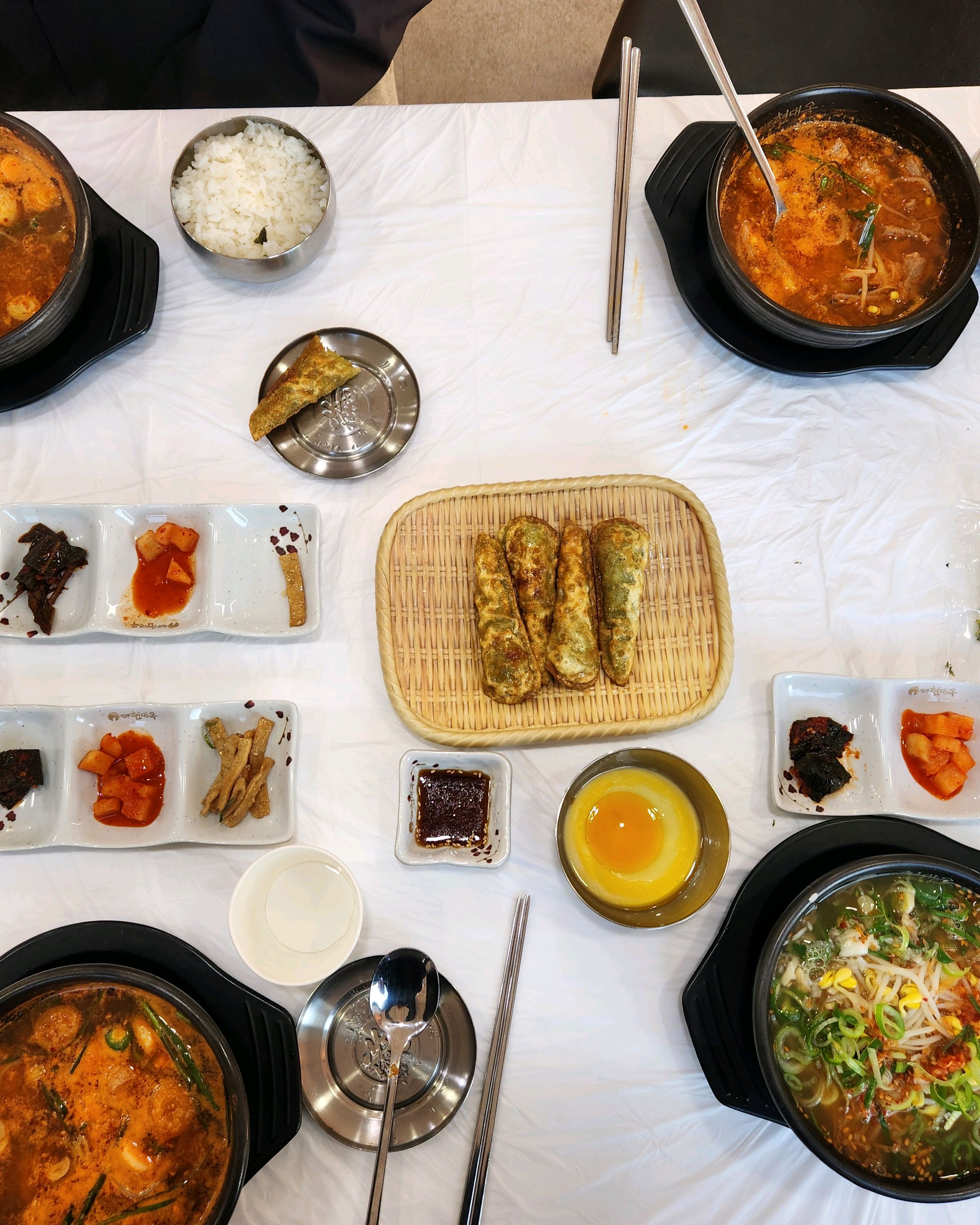직원분이 친절하시고 맛도 있습니다.돼지국밥은 경남식 돼지국밥스타일과 다릅니다. 콩나물국밥 