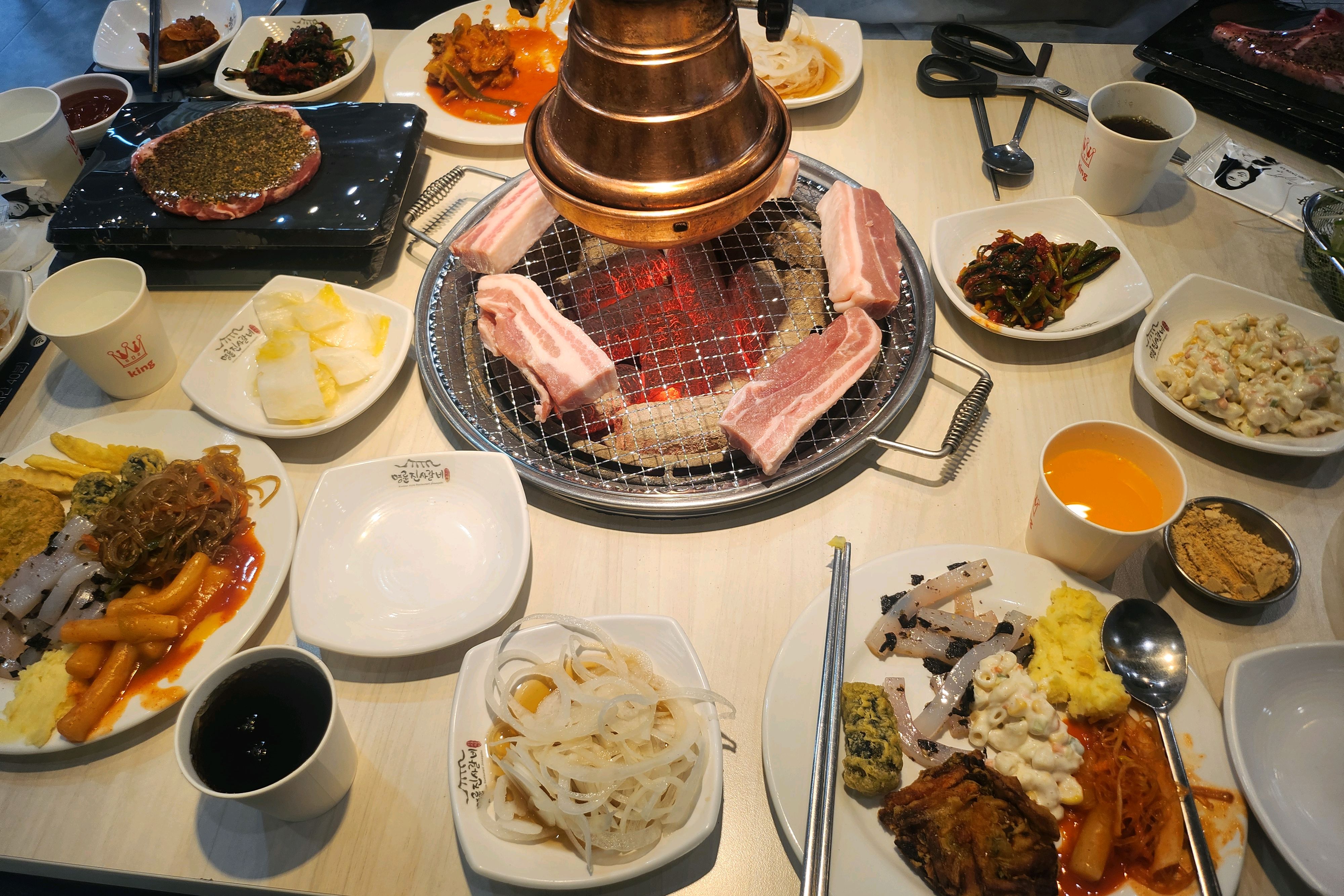 샐러드바도 무난했고 고기질도 괜찮았어요! 다양한 고기에 껍데기까지. 채소샐러드도 있었음 좋