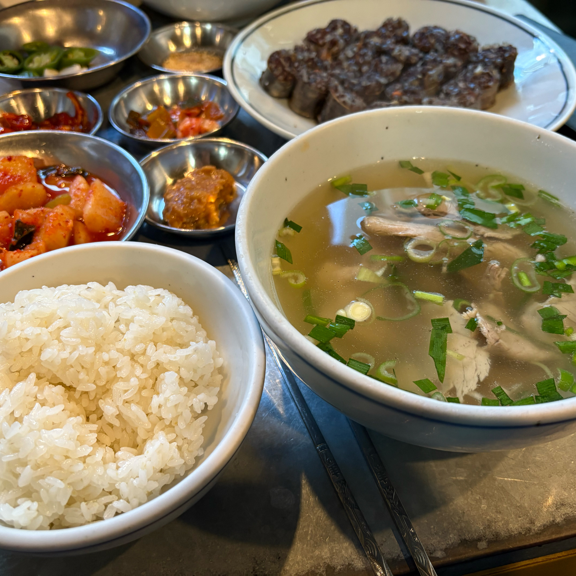 음식은 호불호에 따라 정갈하고 슴슴한거 좋아한다면 충분히 맛있어할거 같음(내 스탈은 아니지