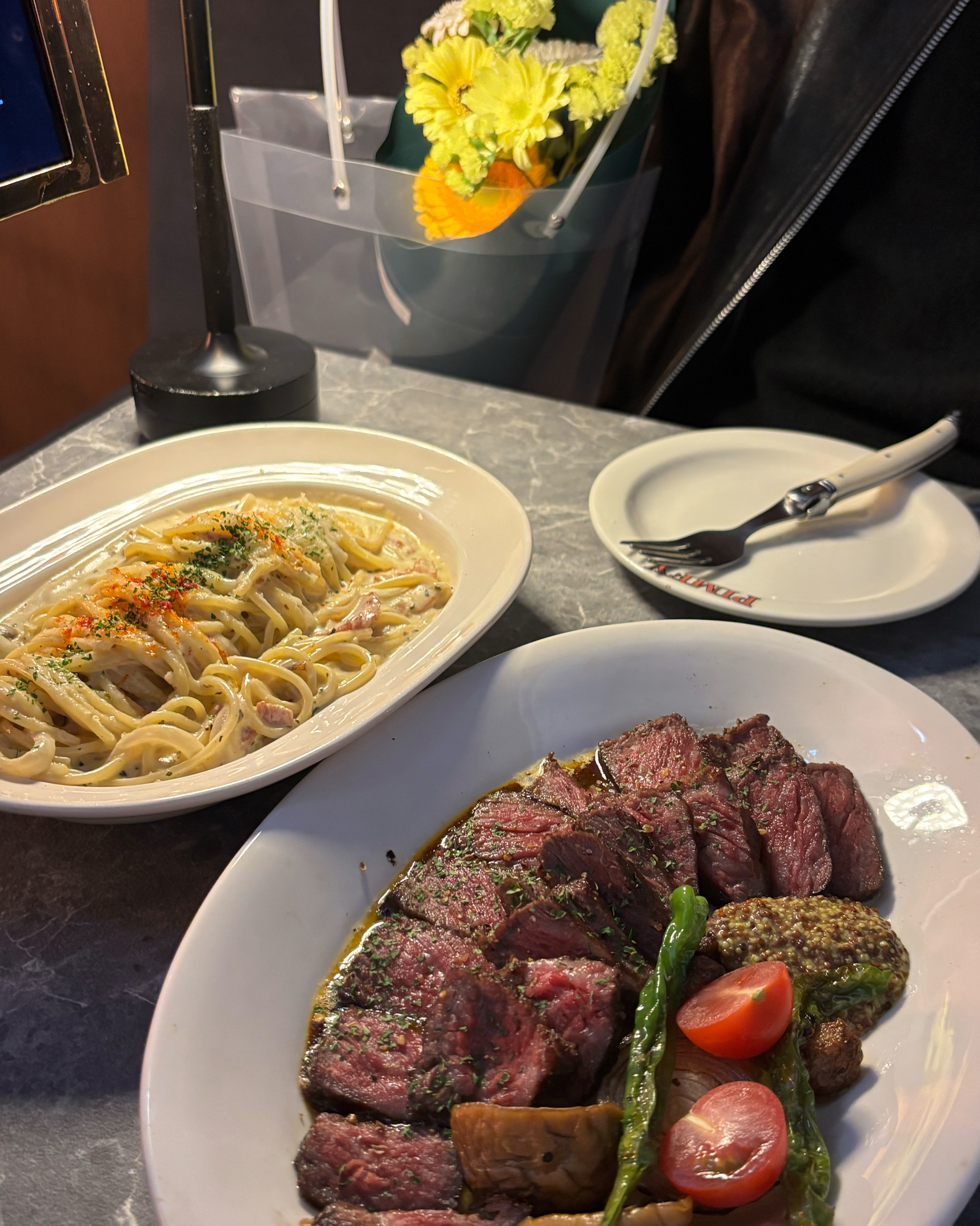 기념일에 왔는데 분위기 좋고 맛있어요!! 재방문 의사 있습니당 💓 - 홍대 맛집 핌피 홍대