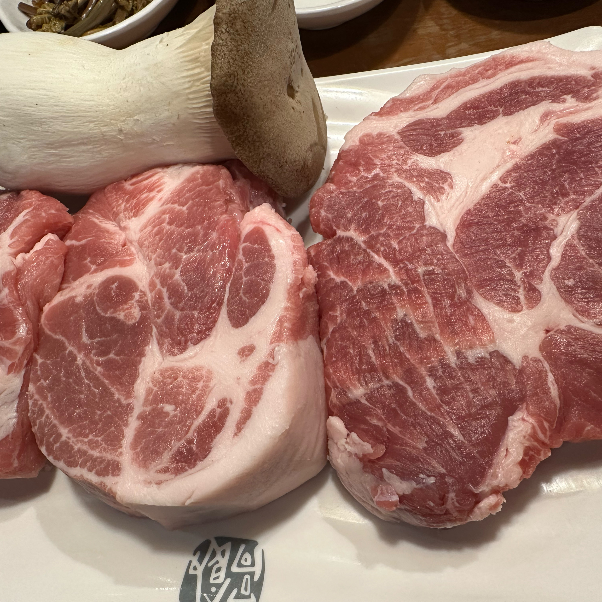 고기 퀄리티도 좋고 곁들여 먹을 찬도 다양해서 좋았어요. 직접 다 구워주셔서 맛있게 잘 먹