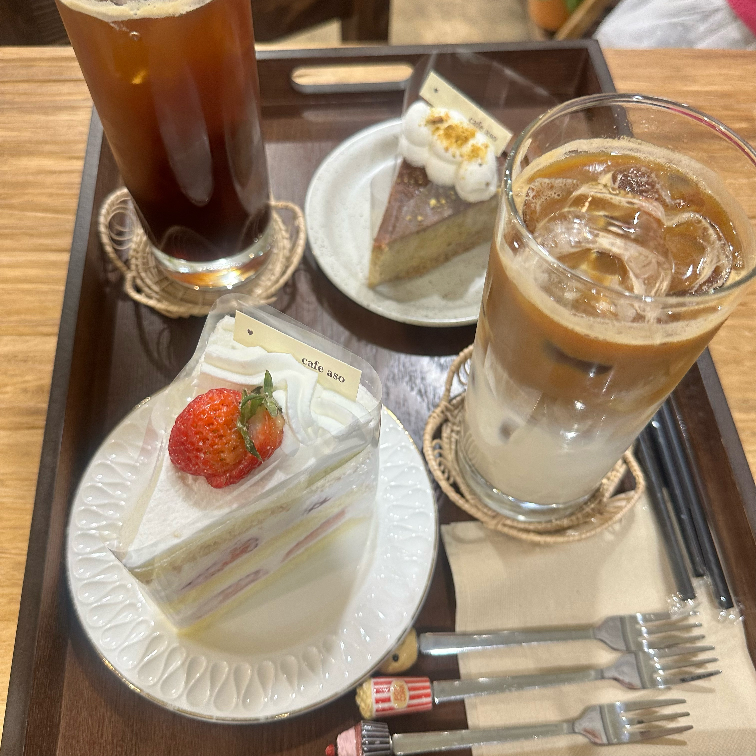 안녕하세요! 오늘은 엄청 케이크가 맛나보이는 카페아소에 왔어용 친구들이랑 같이 지나가다가
