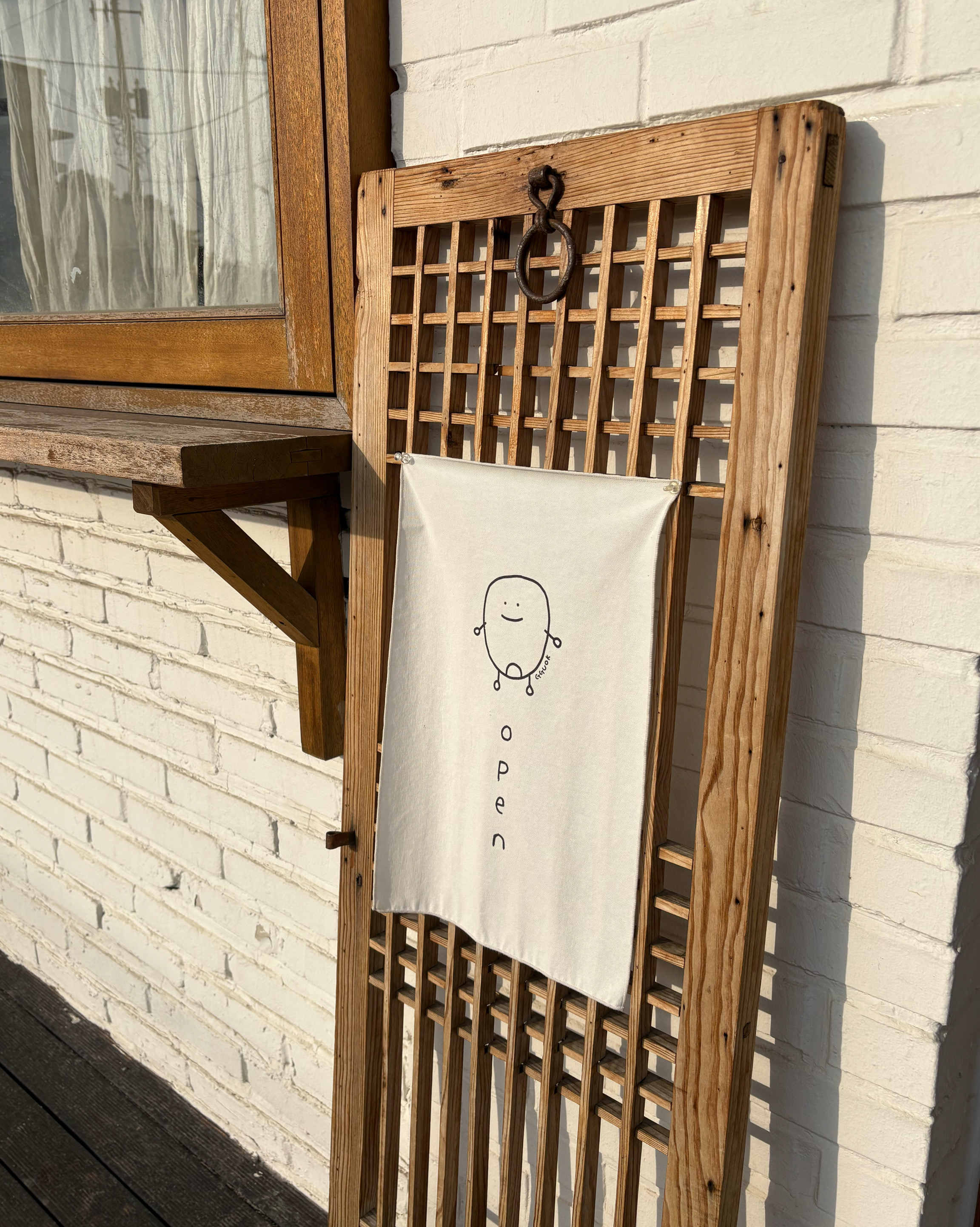 입간판 너무 귀엽고 사장님도 친절하세요 꽤 조용해서 대화하기 좋아요 안에 손 씻는 곳도 있