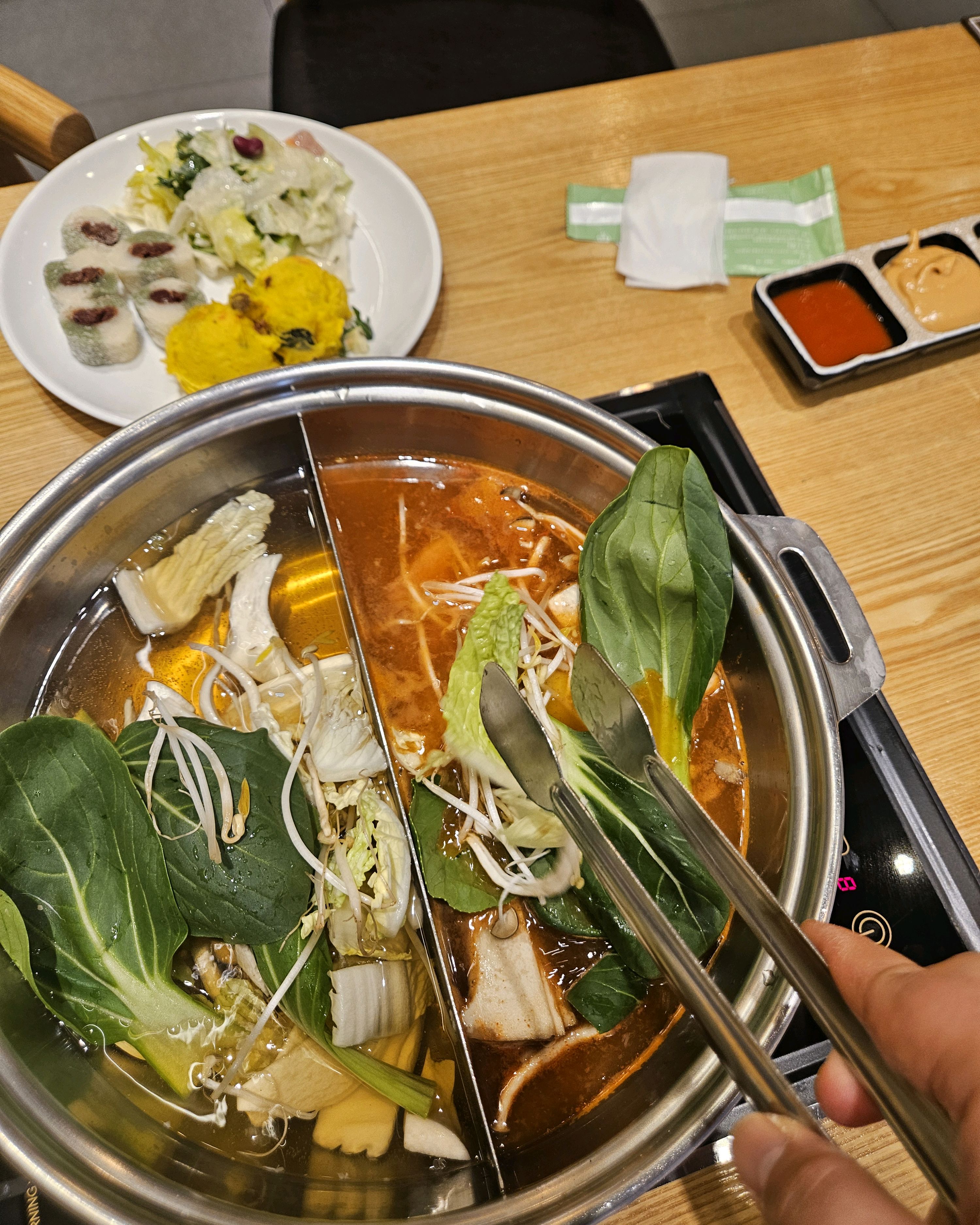 샤브20은 어디나 맛있긴한데 경산점은 어마하게 넓어서 좋아요ㅎㅎ 그래도 주말에 대기 타야