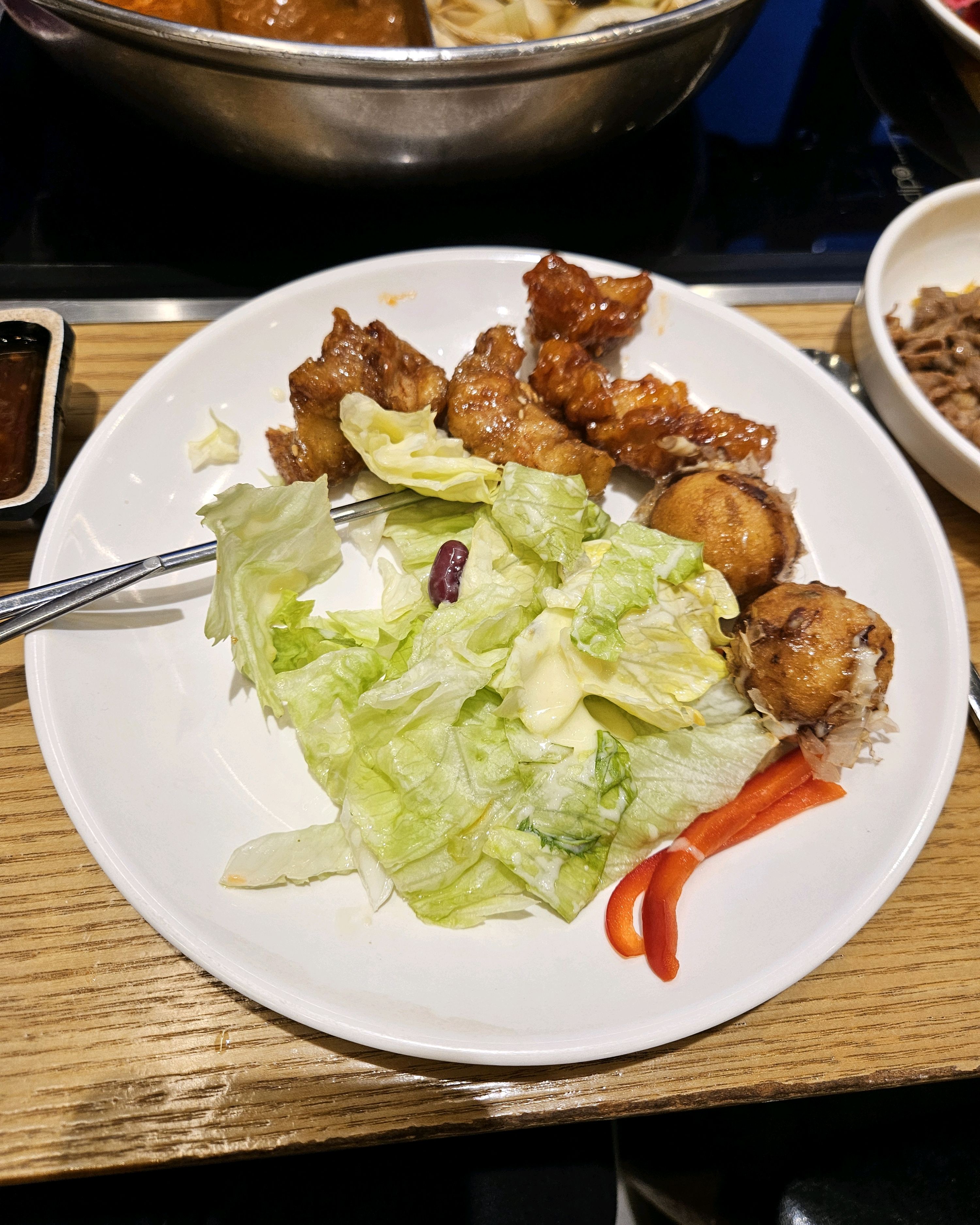 치킨이랑 샐러드 등 깔끔하고 맛있어요 ㅎㅎ 샤브샤브 고기 질도 좋고 야채도 신선하고 빨리빨
