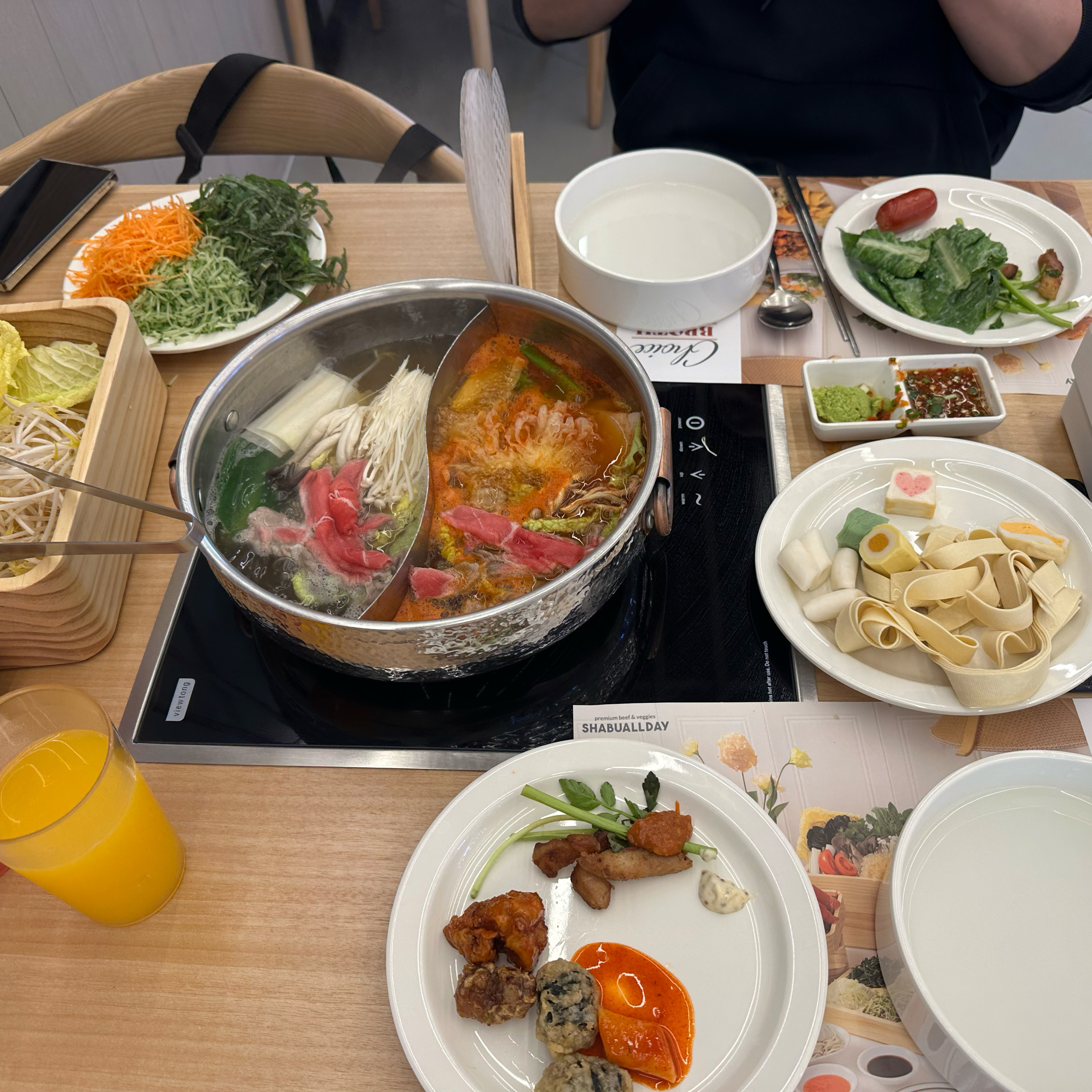 종류가 정말 많아요. 직원분들도 친절하시고 소고기도 종류별로 마음껏 먹을 수 있어서 좋아요
