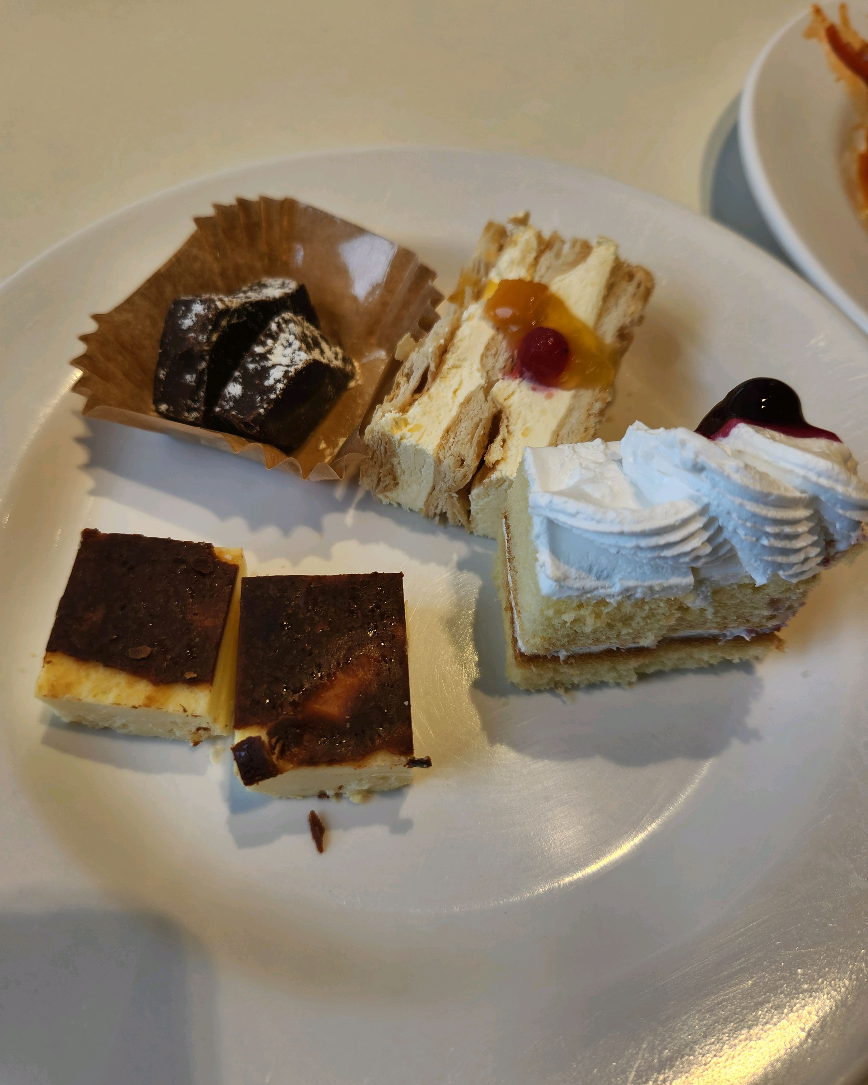 먹는데 집중하느라 디저트 먹을 때야 정신 차리고 사진 찍었네요. 오늘도 맛있게 먹고 왔어요