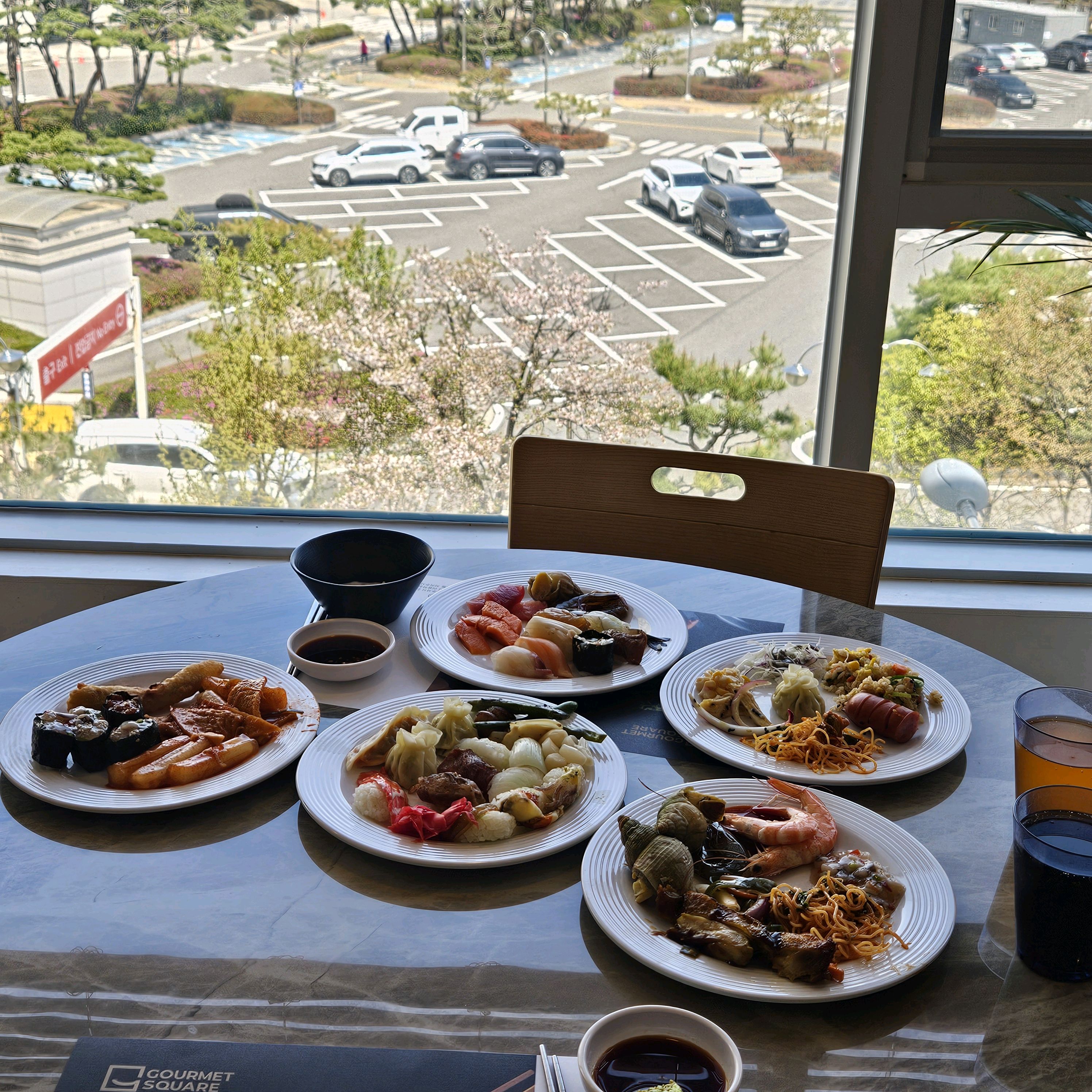종류도 다양하고 신선한 초밥들과 음식들을 맛볼수있어 배부르게 먹었어요 😃 음식들 주변도 깔