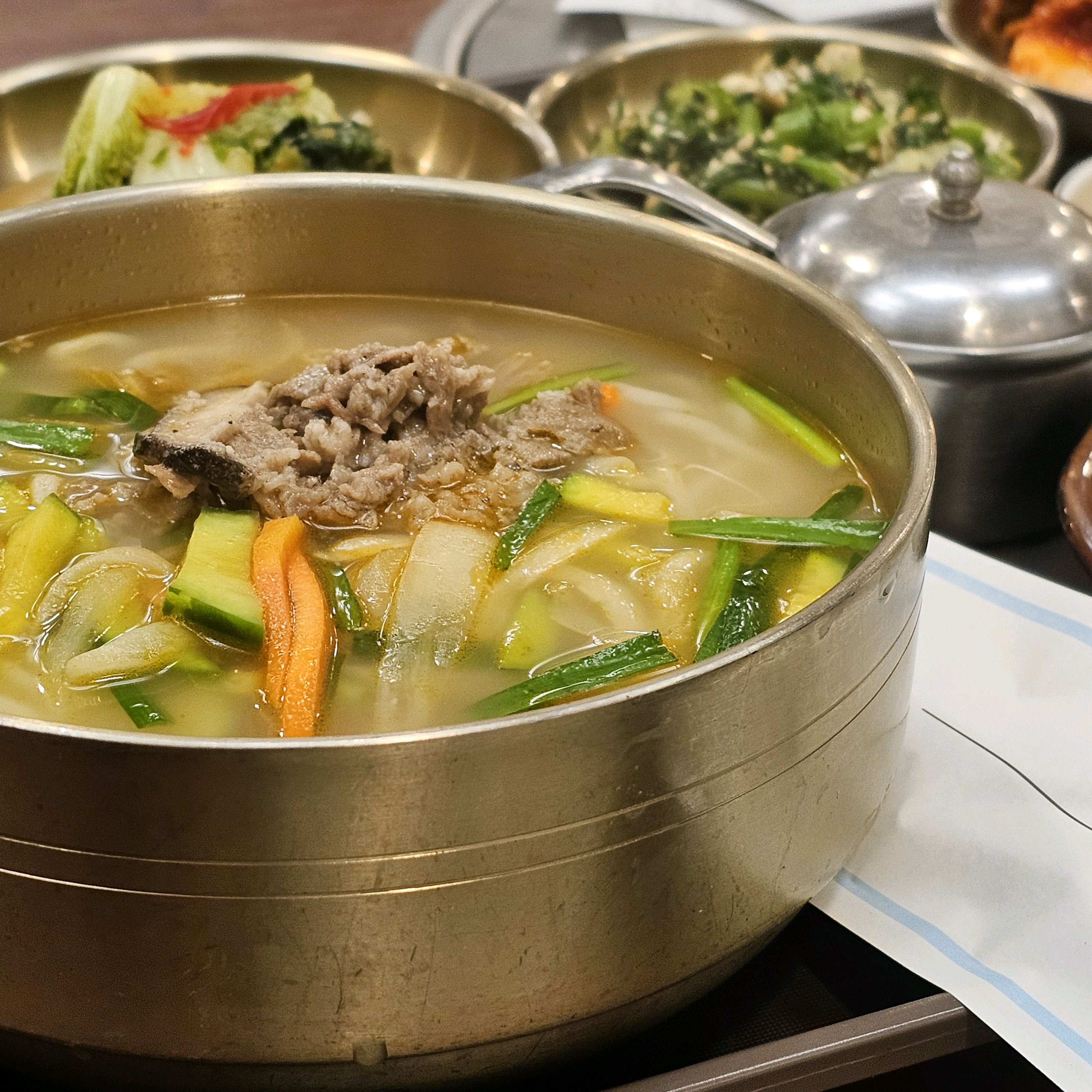 들어가자마자 전통적인 느낌과 현대적인 감각이 잘 조화된 인테리어로 깔끔하고 정돈된 분위기였