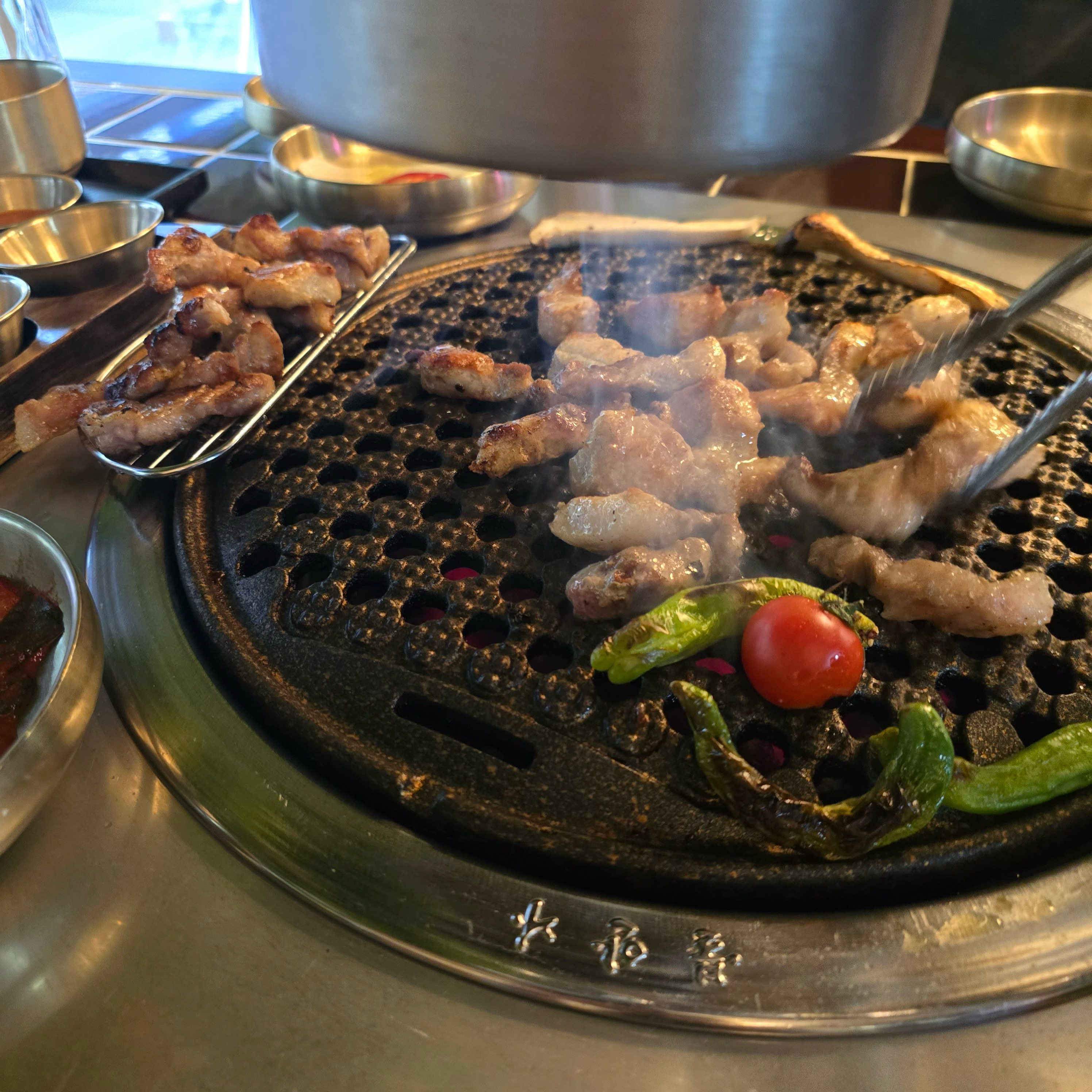 친구랑 왔는데 직원분들이 너무 친절하고 고기도 직접 구워주셔서 좋았어요. 그리고 고기 찍어