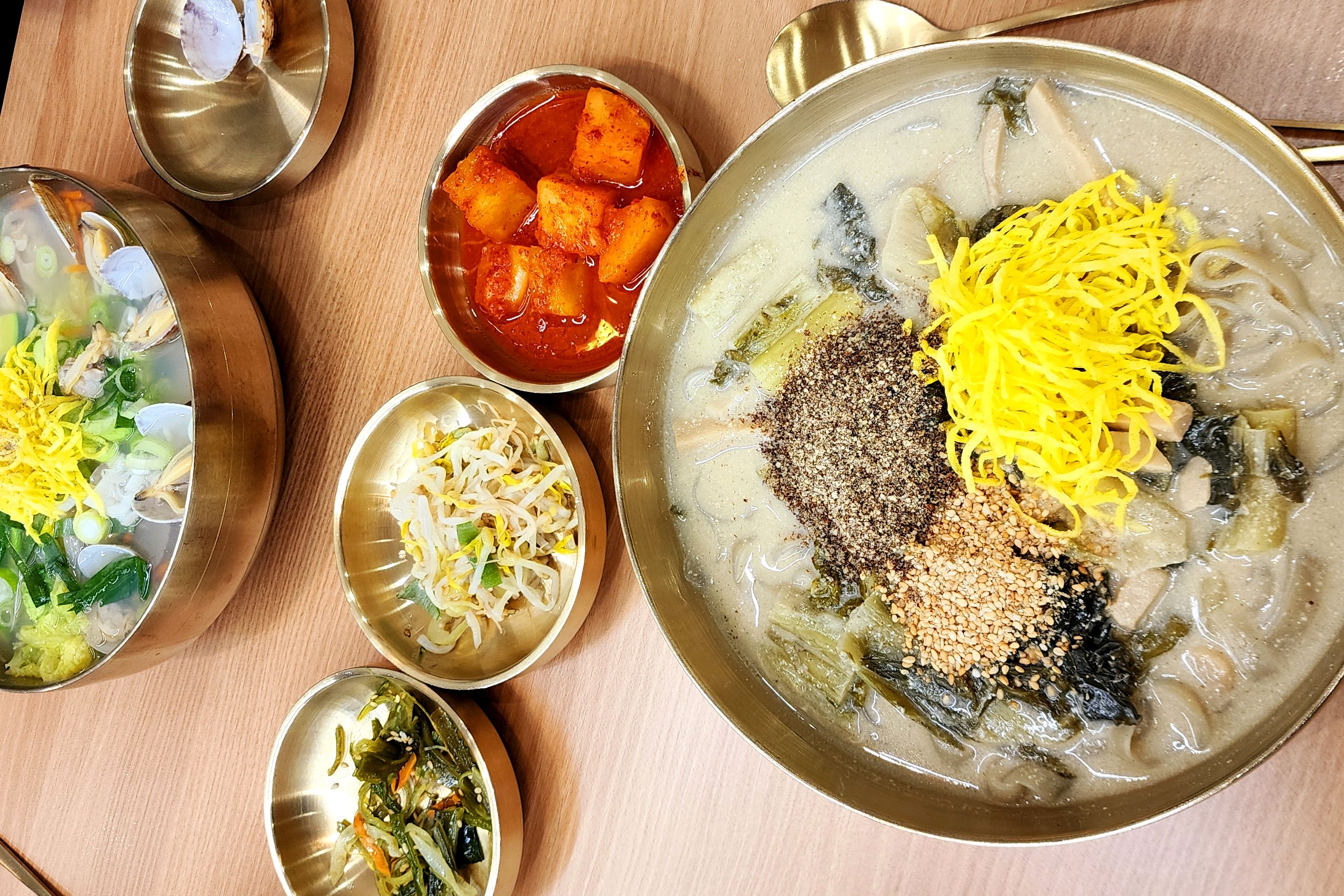 쫄깃한 면발에 고소한 들깨 넘 맛있지요. 딸이랑 가끔 와서 칼국수먹고 간편식도 픽 한답니