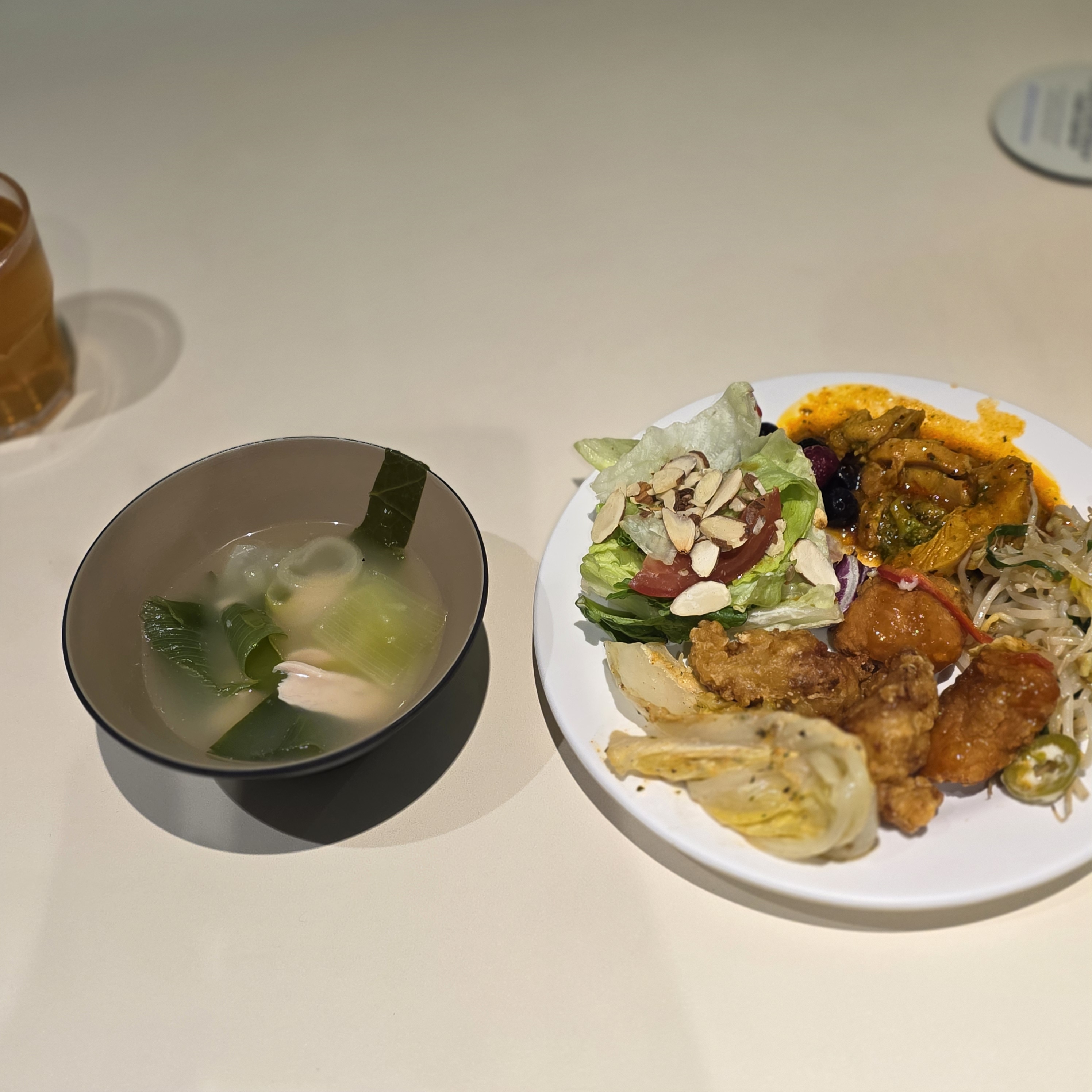 뷔페 혼밥 해 보고 싶었는데 성취하고 갑니다. 배부르고 맛있게 잘 먹었습니다. 치킨 시즌