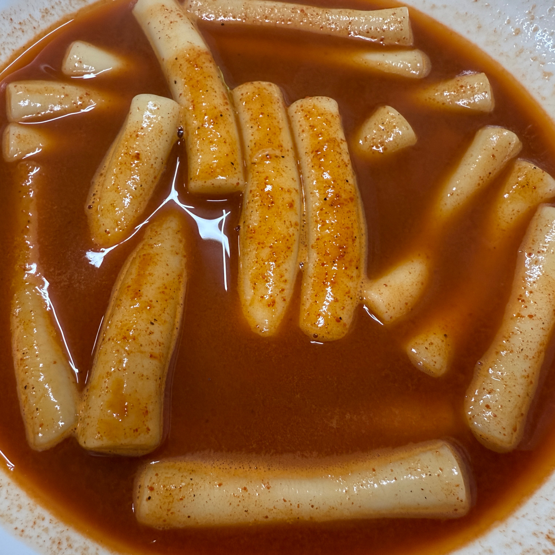 처음먹어보는 맛이에요 은근히 매콤해요 만두가 정말 맛있었고 계란껍질 까먹는것도 독특했어요 - 대구 맛집 윤옥연할매떡볶이 본점