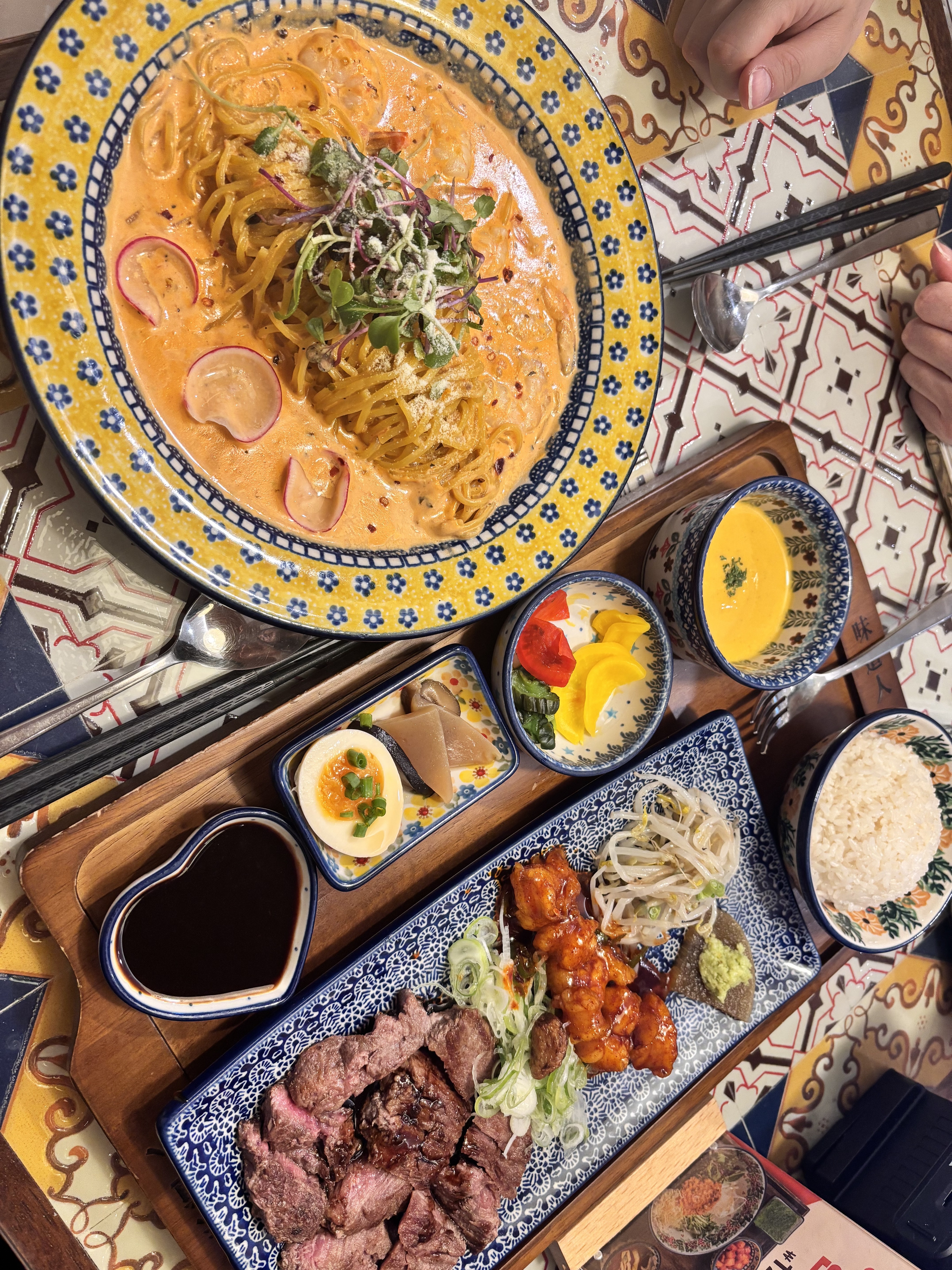불당동 맛집으로 유명해서 한번 와보고 싶었는데 넘 맛있네요~~ 스테이크 부드럽고 파스타 소