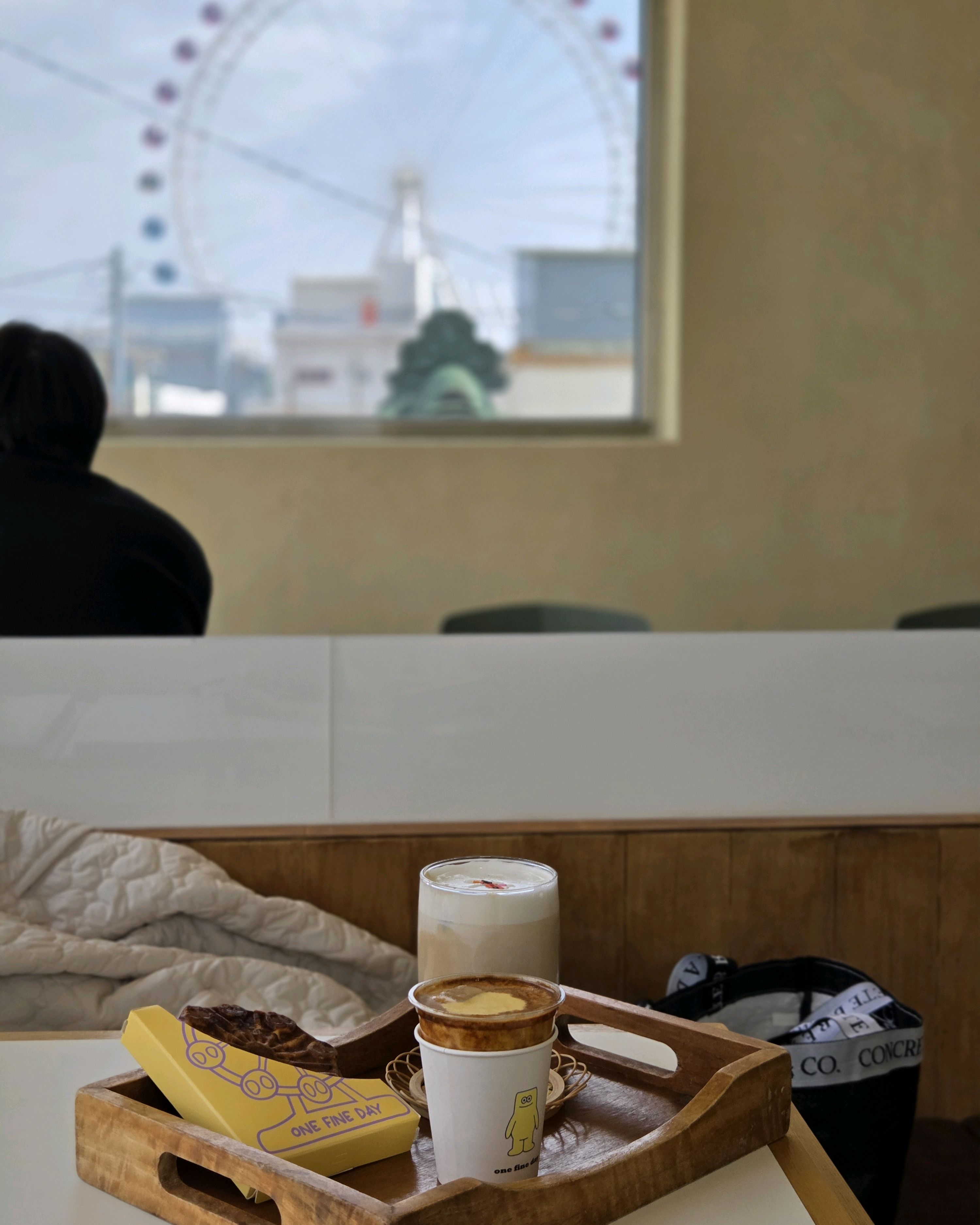 옥수수라떼 어멋랜드셋트 맛있어요.. 눅진한 초당라떼에 소금라떼도 늠 맛있네 추우니 문도