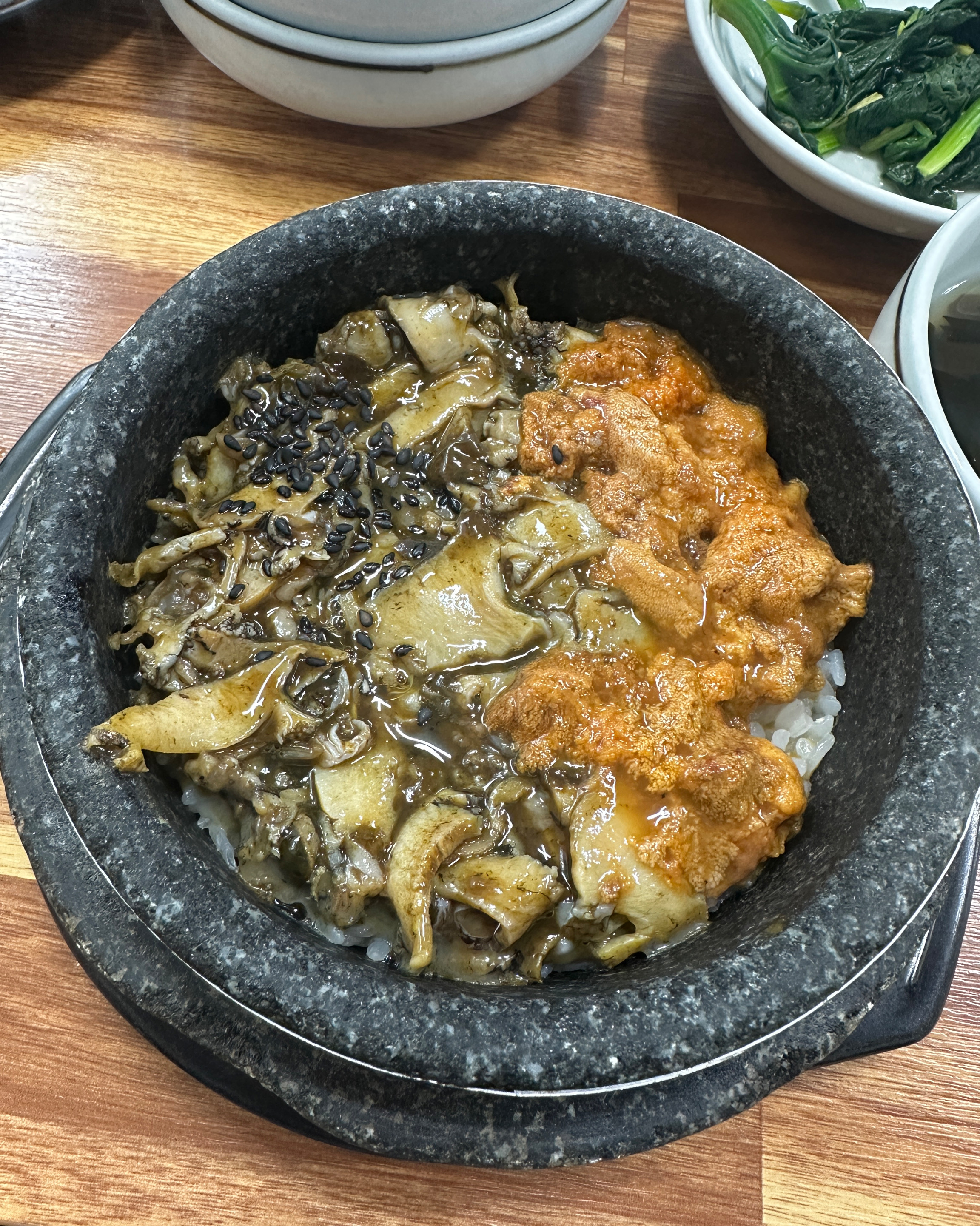 일단 바다생물은 신선하지 않으면 비려서 못 먹는데 성게랑 전복이 너무 신선해요~ - 제주 맛집 가람돌솥밥 중문관광단지