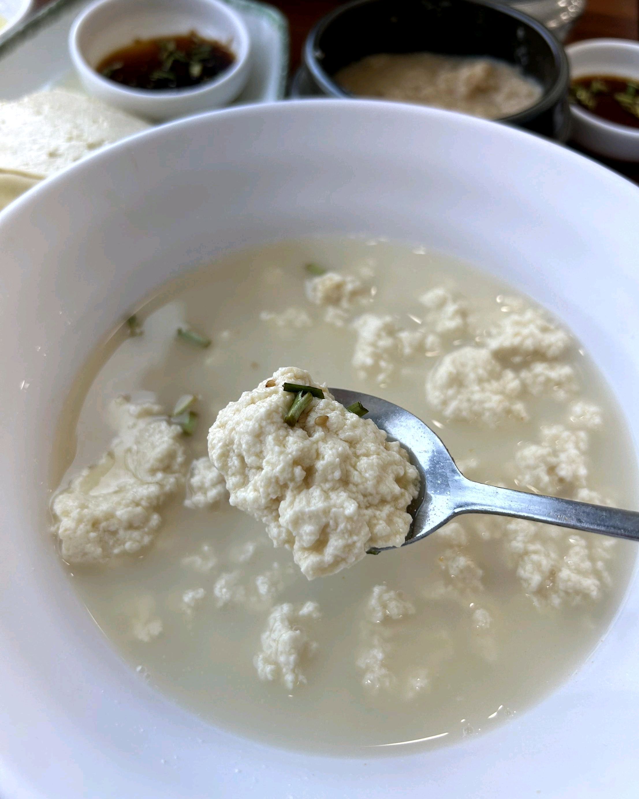 순두부는 부드럽고 담백했으며 짬뽕순두부는 얼큰하고 시원했습니다. 해산물도 신선하고 양도 푸