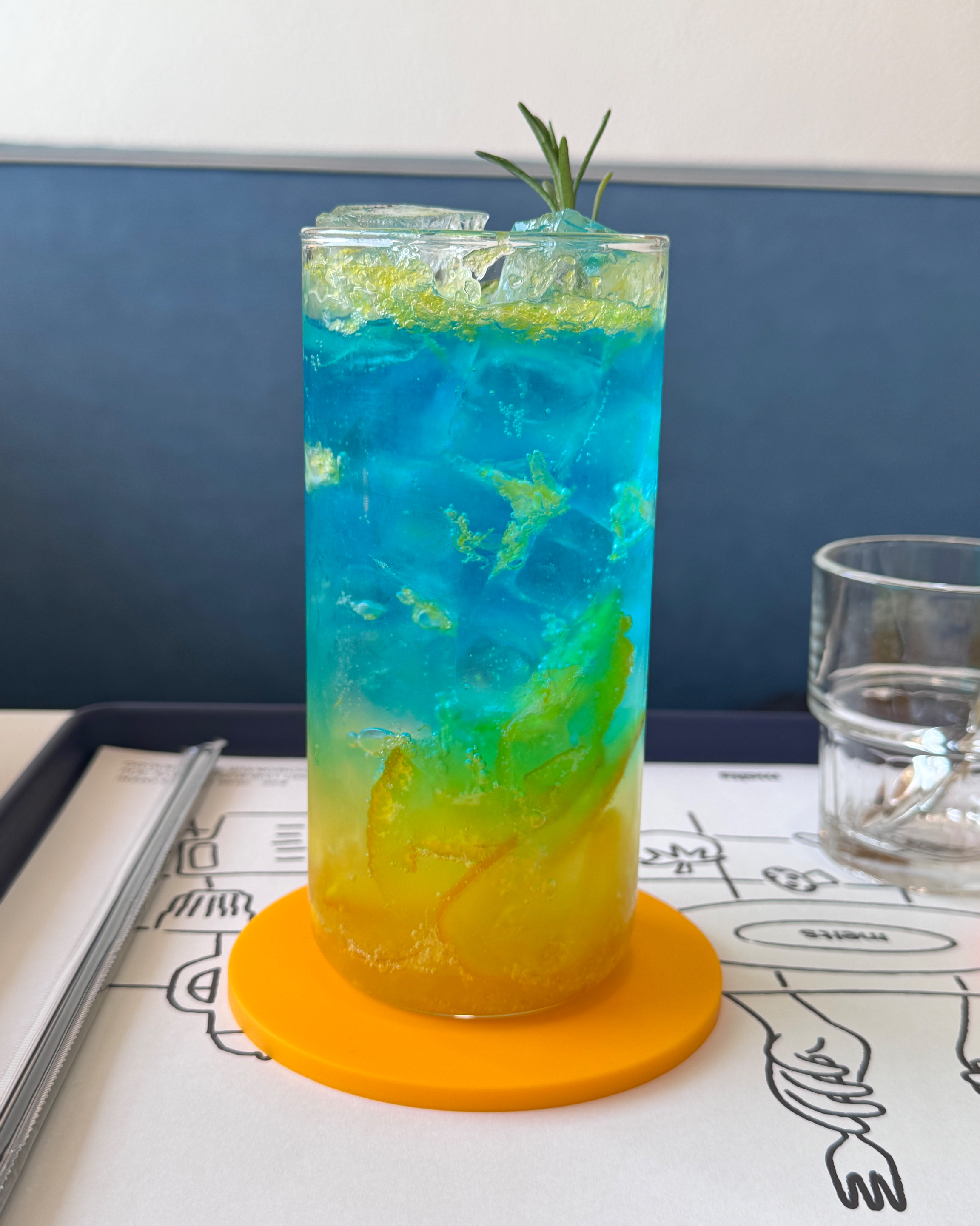 여행중 잠시 쉬고싶은데 쉬는 중에도 여행느낌은 내고 싶어서 바다뷰 카페 찾아왔는데, 뷰만보