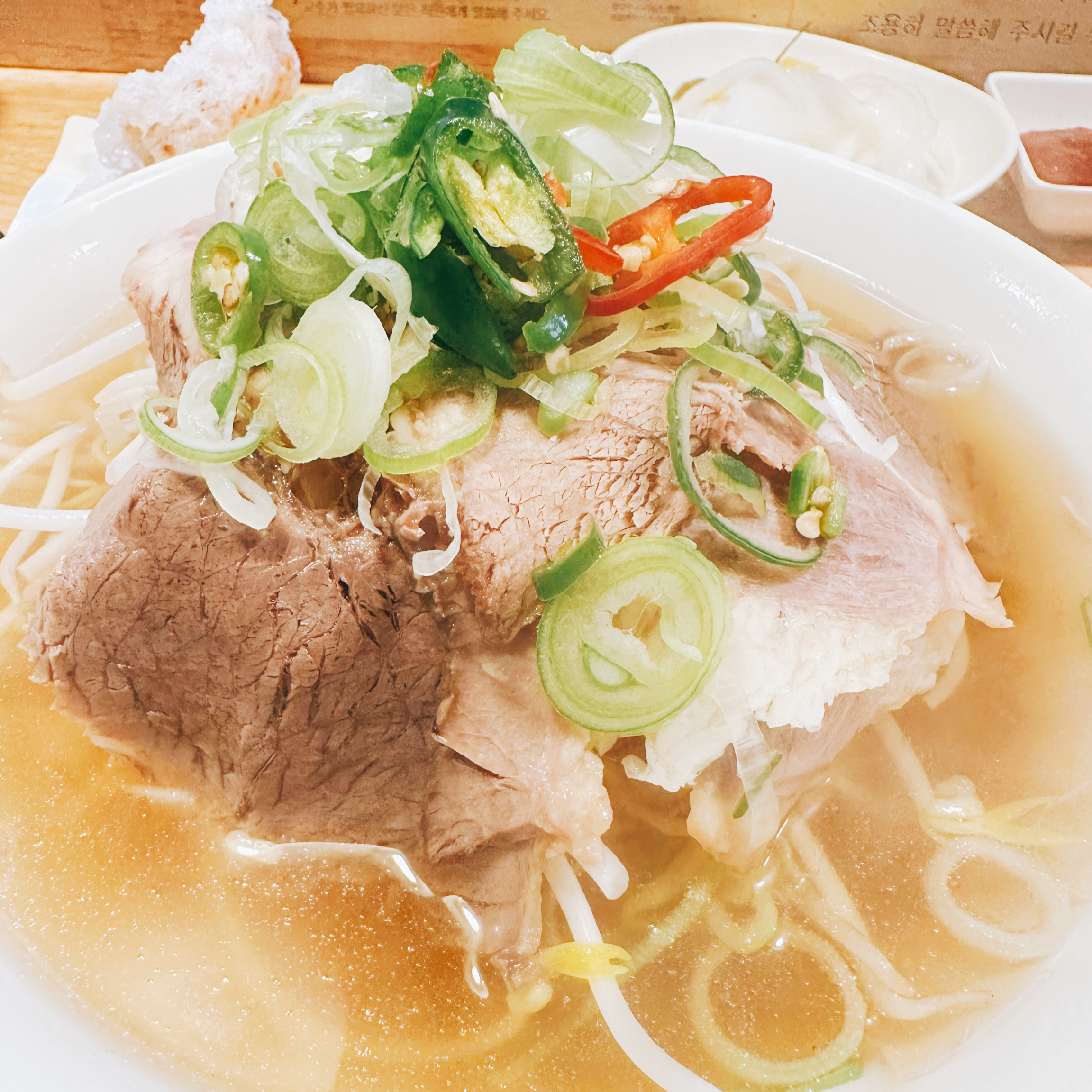 담백하고 깔끔한 쌀국수를 좋아하신다면 추천드리는 미분당 입니다. 맛과 양 훌륭하고요 음식
