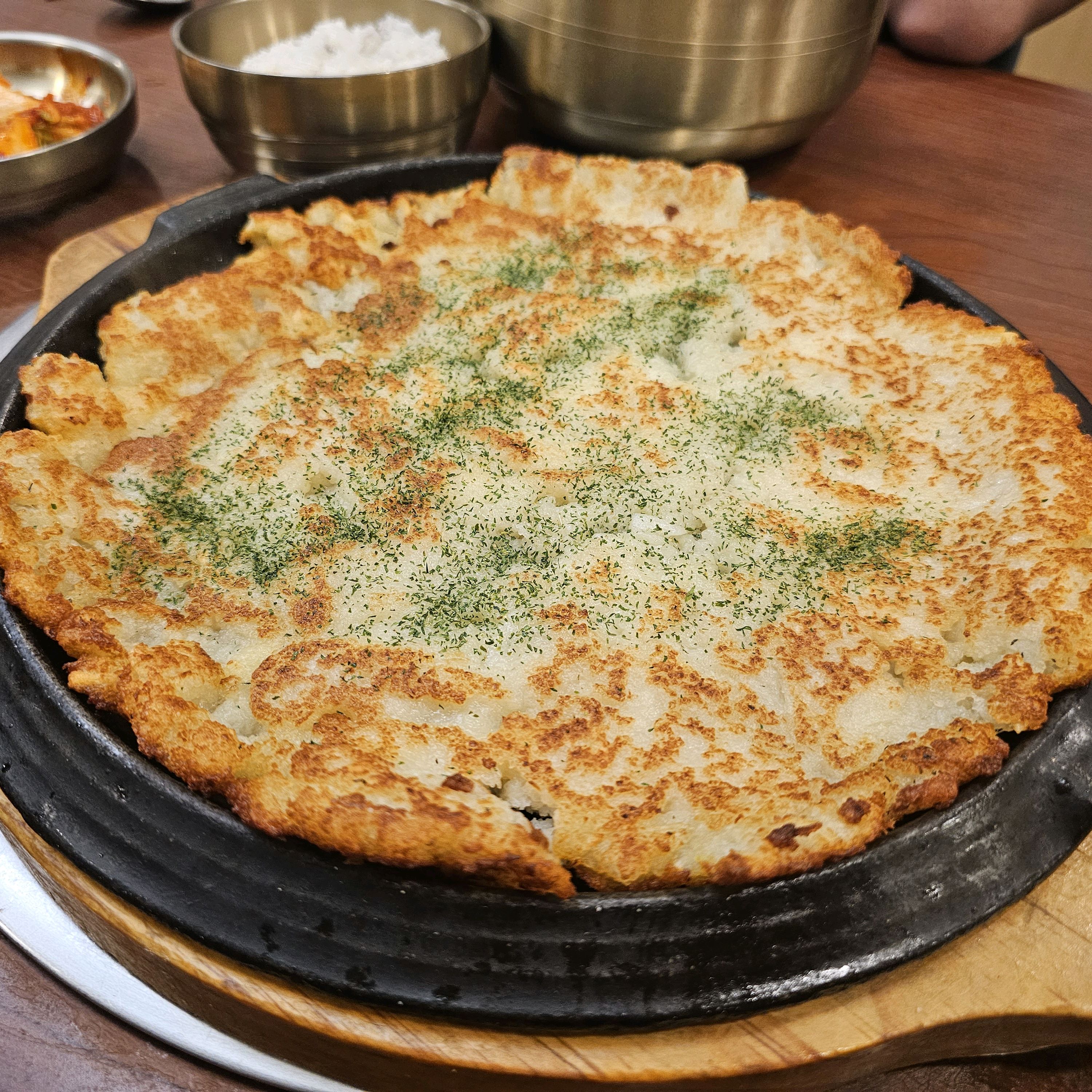 사골칼국수는 진하고 깊은 국물이 인상적이었습니다. 느끼하지 않고 깔끔하게 떨어지는 감칠맛에