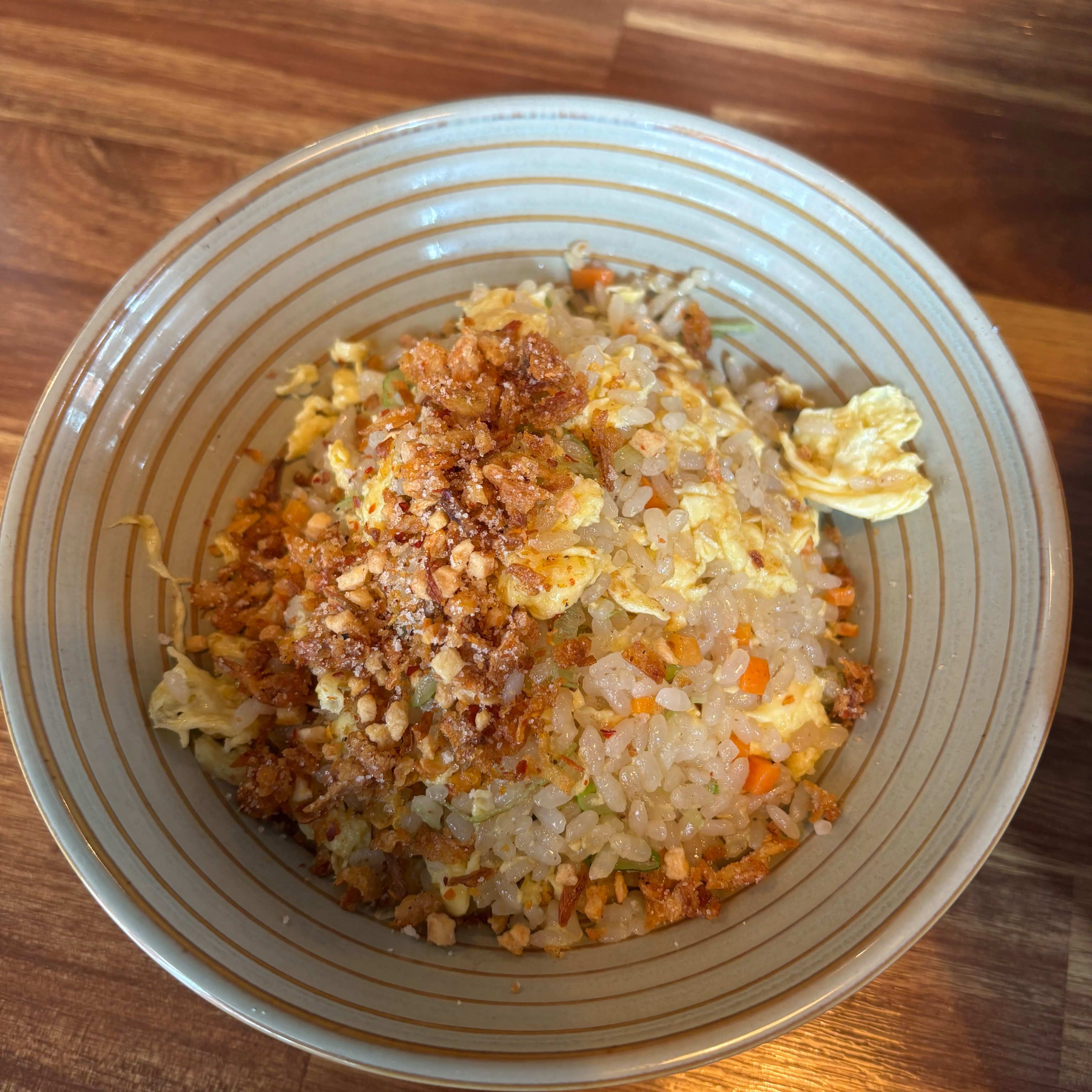 볶음밥 밥이 보슬보슬 간이 딱 맞고 너무 맛있어요! 후레이크하고 먹으니 진ㅉ ㅏ 맛있습니다